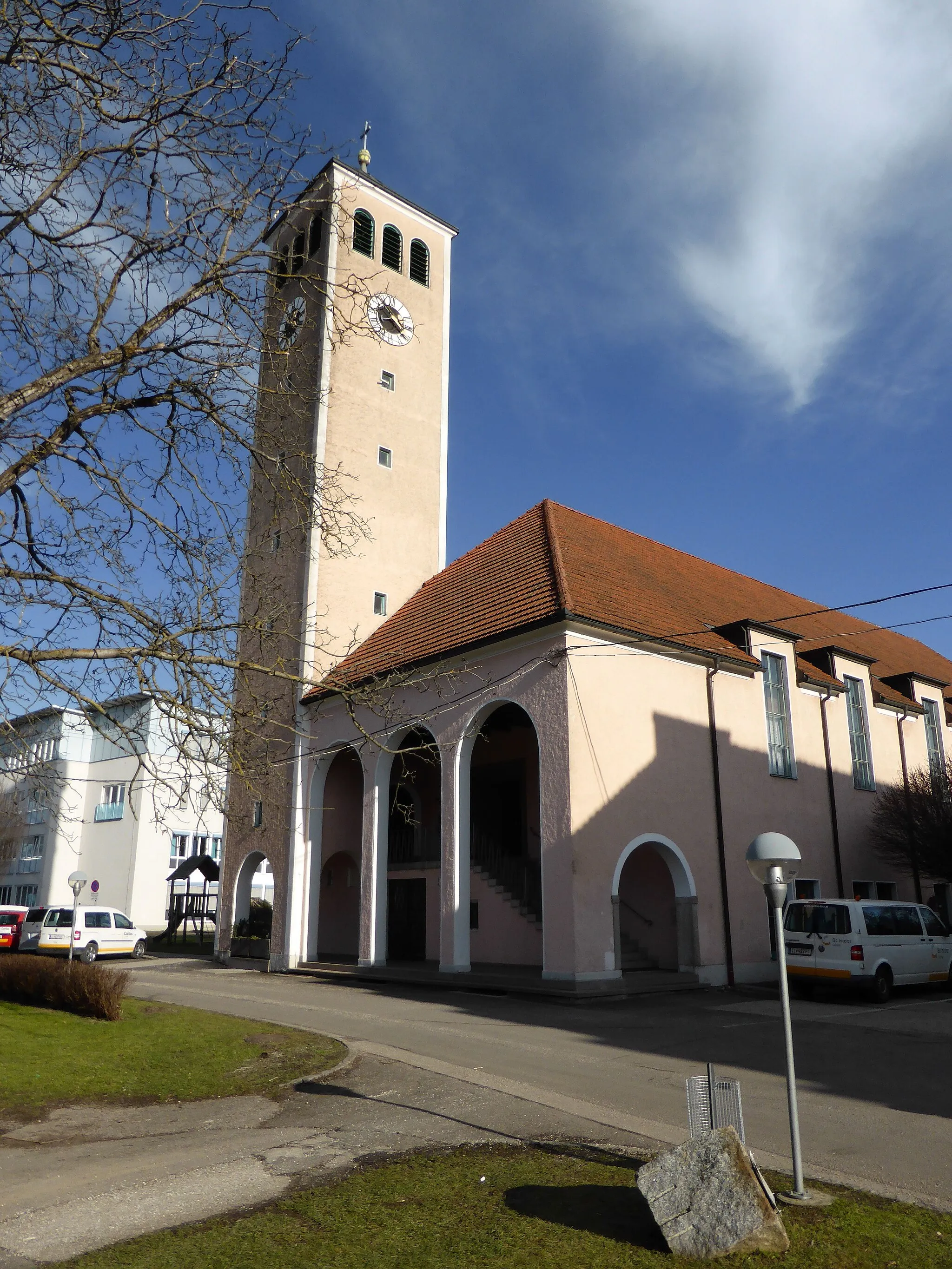 Photo showing: Kinderdorfanlage St. Isidor (Verwaltungsgebäude, Kirche, Gutshof, 3 Bildstöcke)