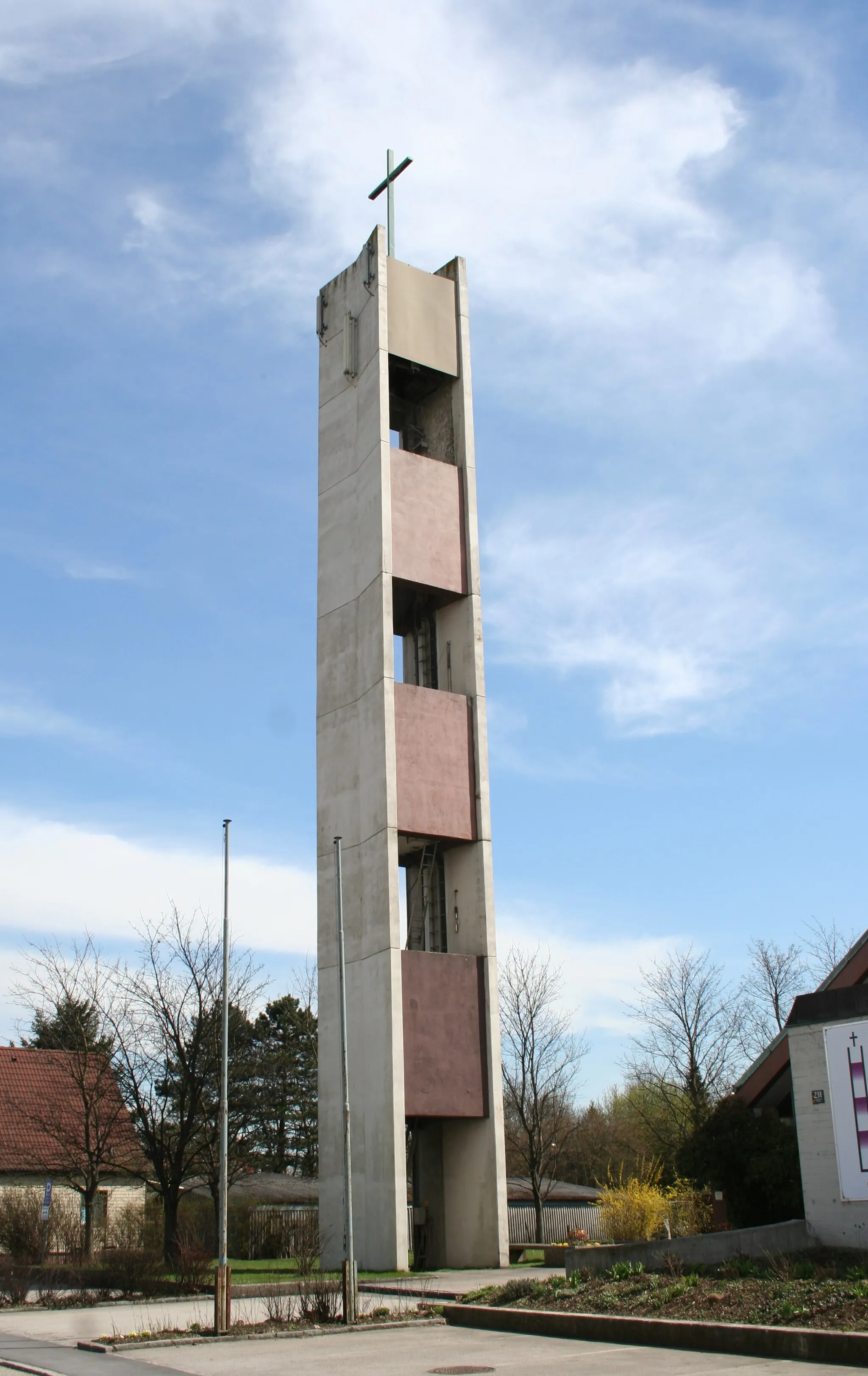 Photo showing: Kirchturm der Evangelischen Johanneskirche in Linz-Kleinmünchen