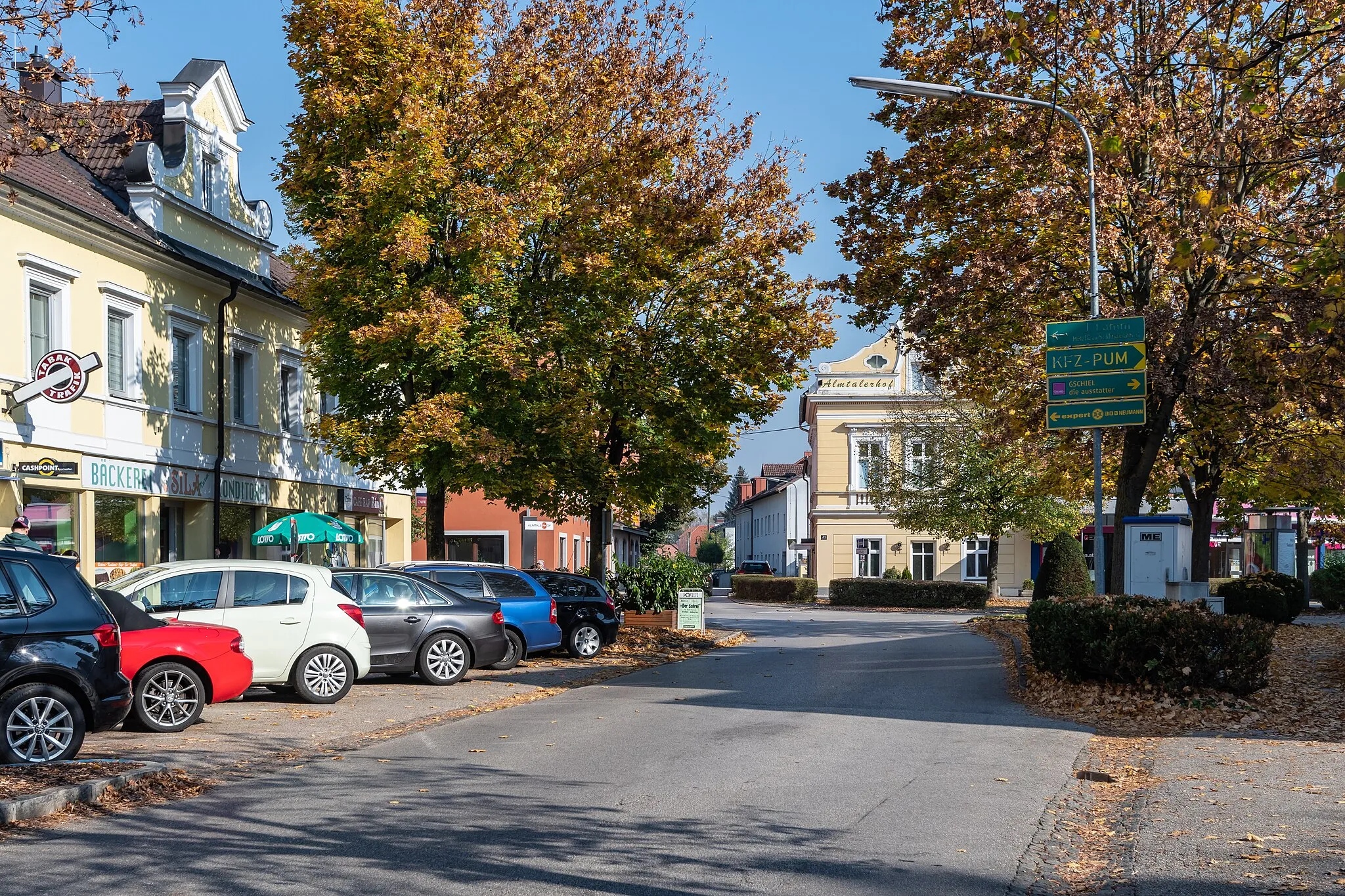 Photo showing: Traun (Linz-Land), Bahnhofsstraße with junction Leerwies and Christlgasse