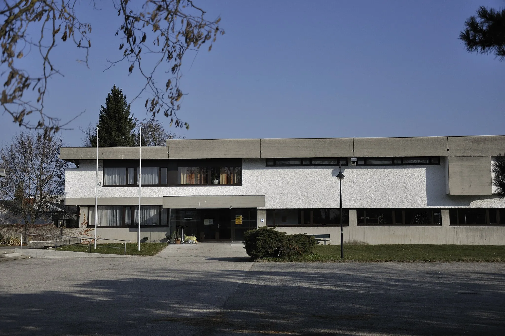 Photo showing: Pfarrzentrum Langholzfeld