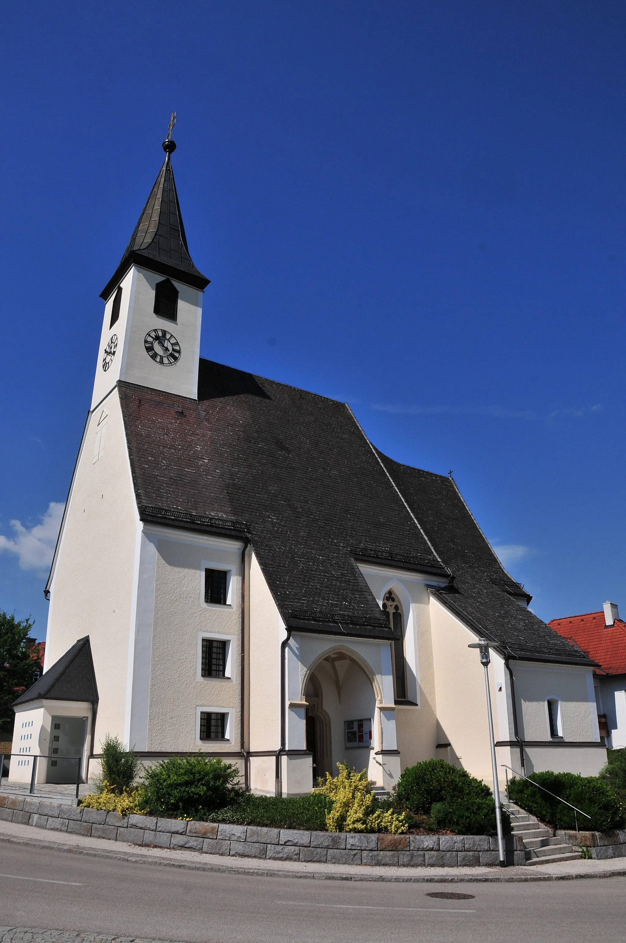 Photo showing: Kath. Pfarrkirche hl. Bartholomäus und Friedhof