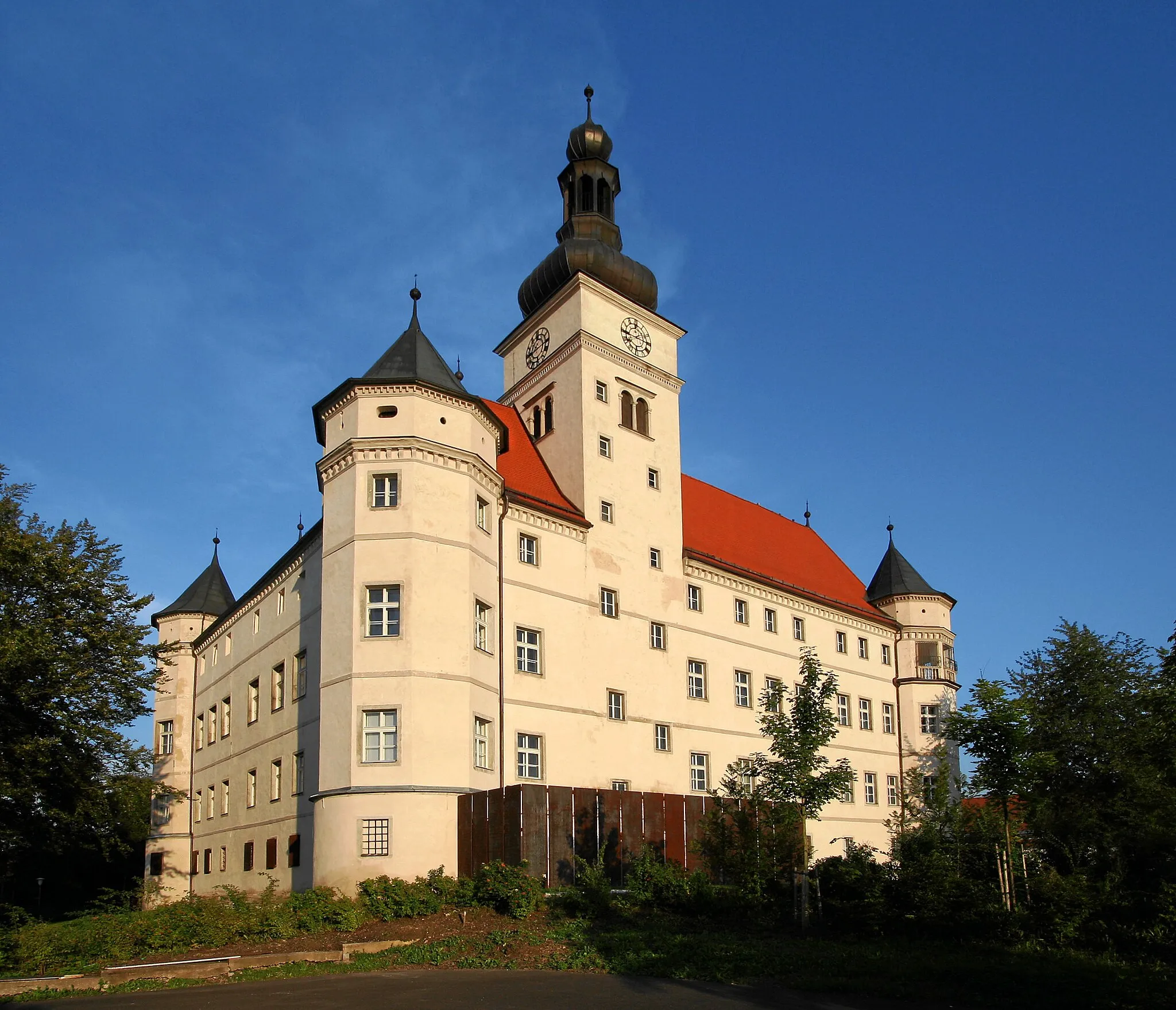 Photo showing: Schloss Hartheim, seen from the west