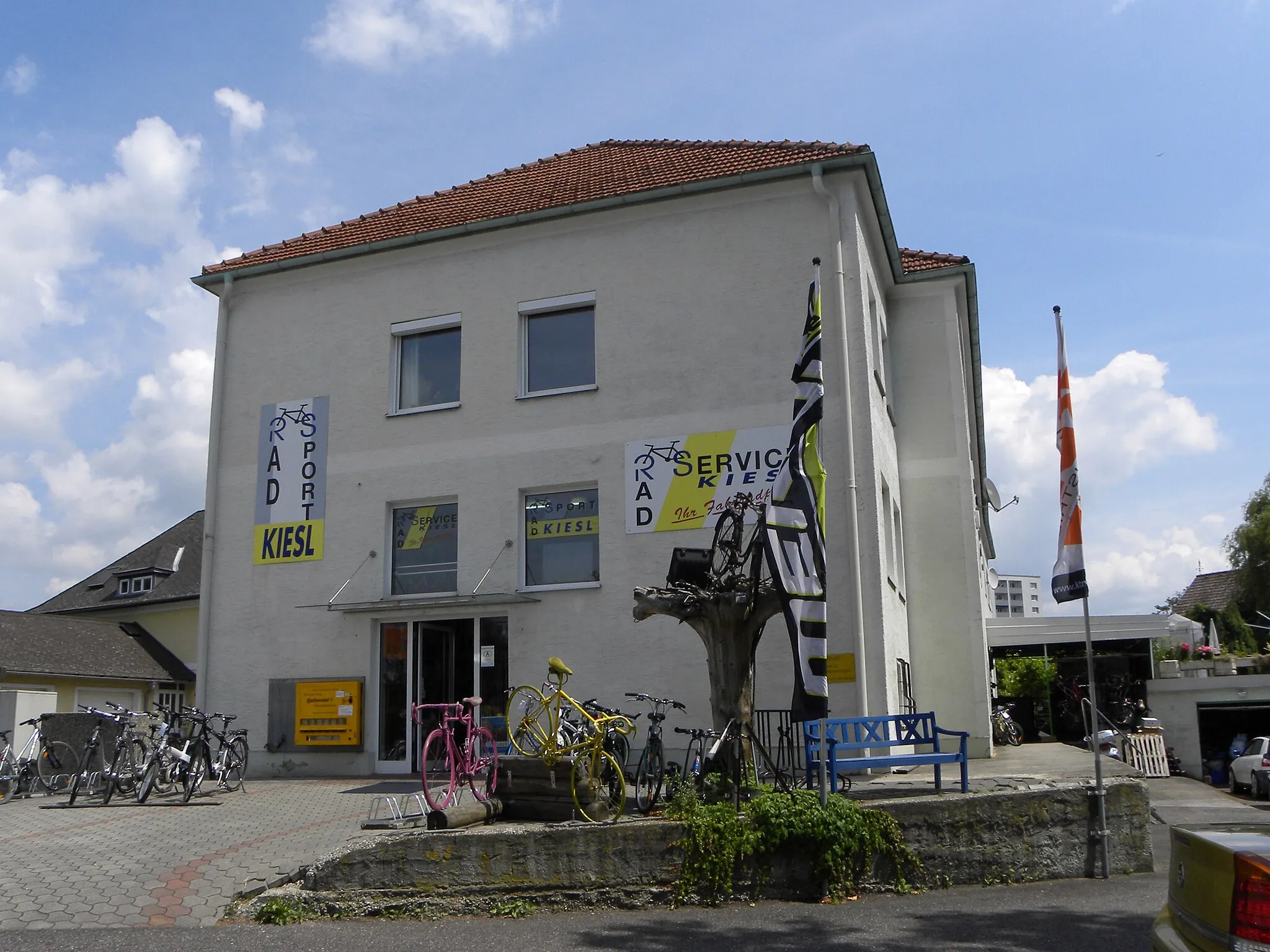 Photo showing: Fahrradservice an der Freistädter Straße mit Fahrradschlauchautomat