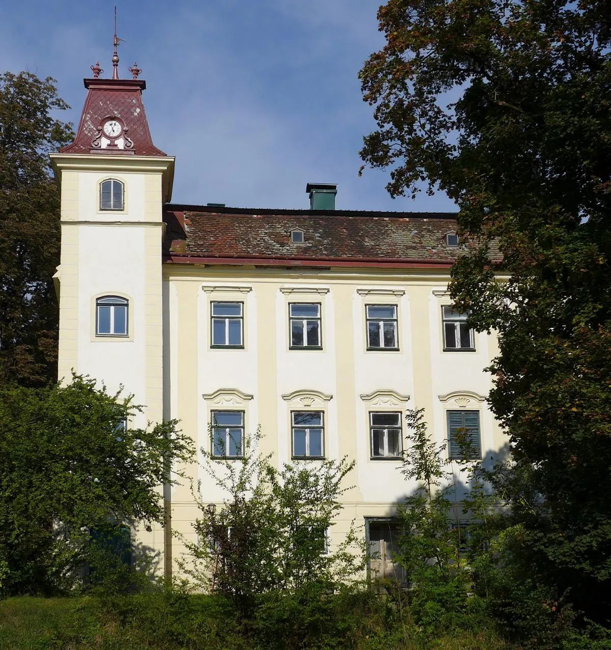 Photo showing: Schloss Grünau ist eine Schlossanlage nördlich von Ried in der Riedmark im oberösterreichischen Mühlviertel (Austria, Autriche). Im 13. Jahrhundert wurde Grünau erstmals als eine kleine Herrschaft erwähnt.  Privatbesitz. Landwirtschaftsbetrieb. Ab 19. Jahrhundert wechselten die Besitzverhältnisse oft. Ansicht von Süden. Eingangsseite.