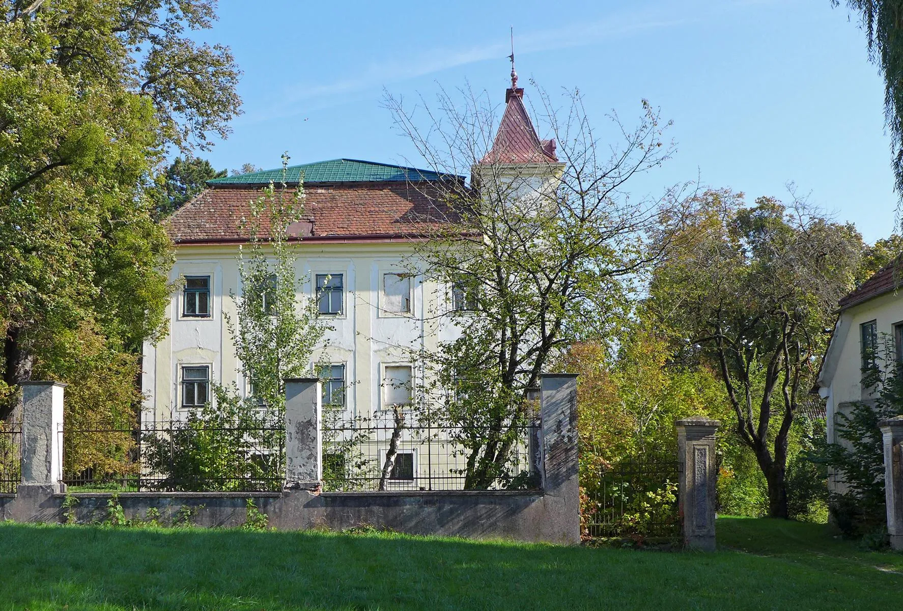 Photo showing: Schloss Grünau ist eine Schlossanlage nördlich von Ried in der Riedmark im oberösterreichischen Mühlviertel (Austria, Autriche). Im 13. Jahrhundert wurde Grünau erstmals als eine kleine Herrschaft erwähnt.  Privatbesitz. Landwirtschaftsbetrieb. Ab 19. Jahrhundert wechselten die Besitzverhältnisse oft. Ansicht von Westen. Einfahrt in das Schlossgelände