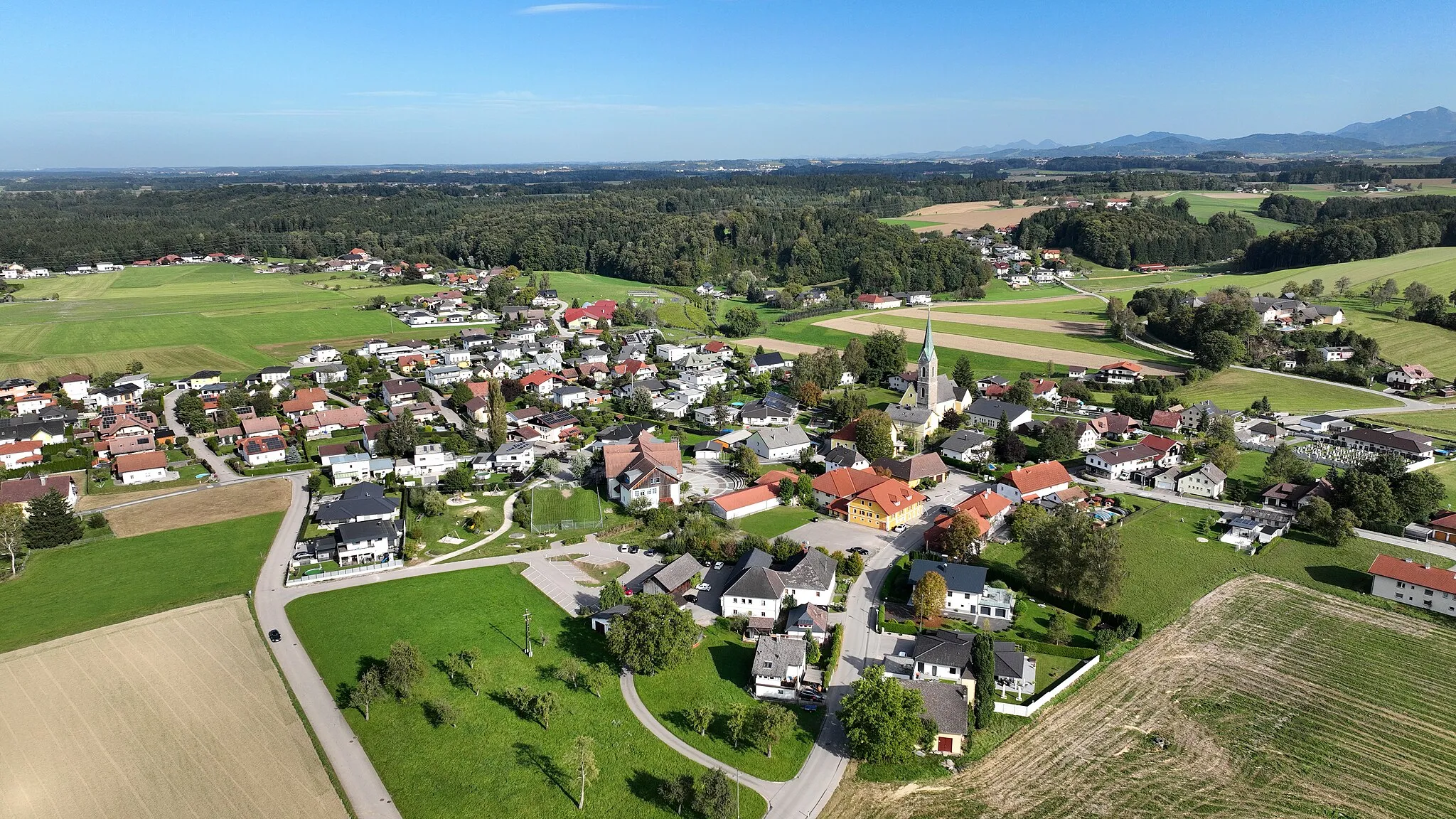 Photo showing: West view of Rutzenmoos in Upper Austria.