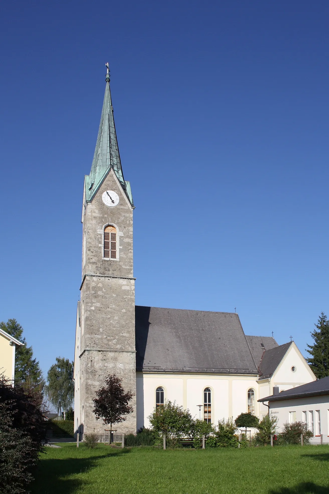 Photo showing: Die als Toleranzbethaus im Jahr 1783 erbaute evangelische Pfarrkirche in Rutzenmoos, Gemeinde Regau. Turm und Apsis wurden in der zweiten Hälfte des 19. Jahrhunderts angebaut.