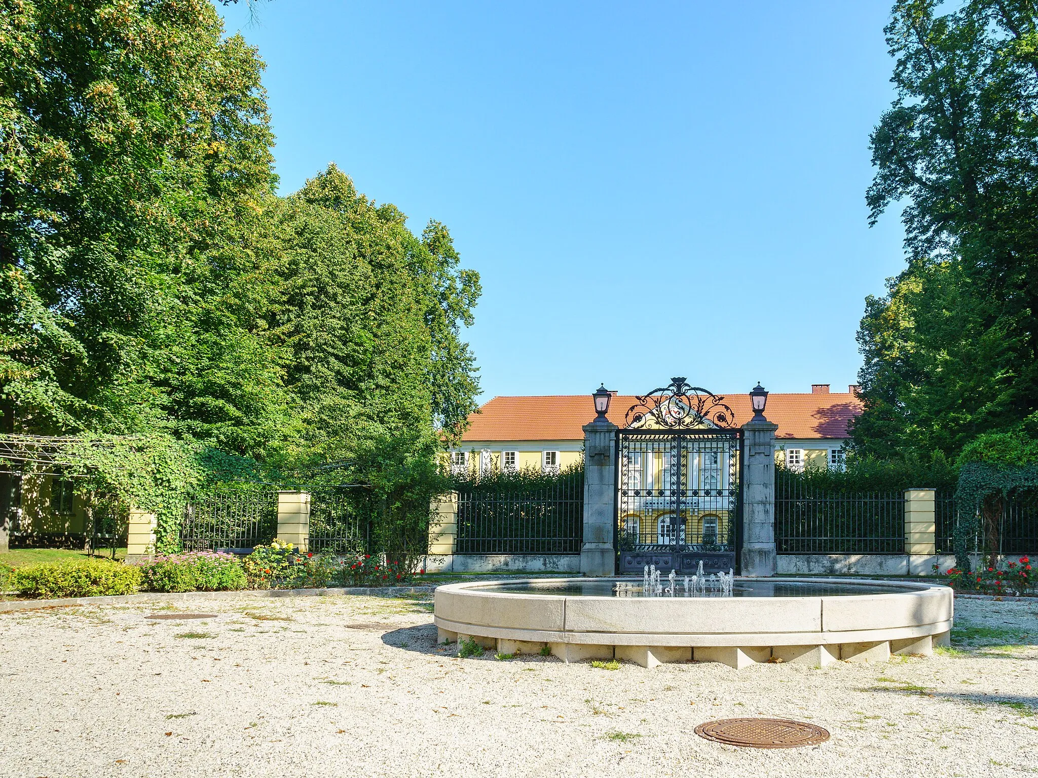 Photo showing: Hauptportal Schloss Starhemberg (Schloss Eferding), Kirchenplatz 1 in Eferding

This media shows the protected monument with the number 36961 in Austria. (Commons, de, Wikidata)