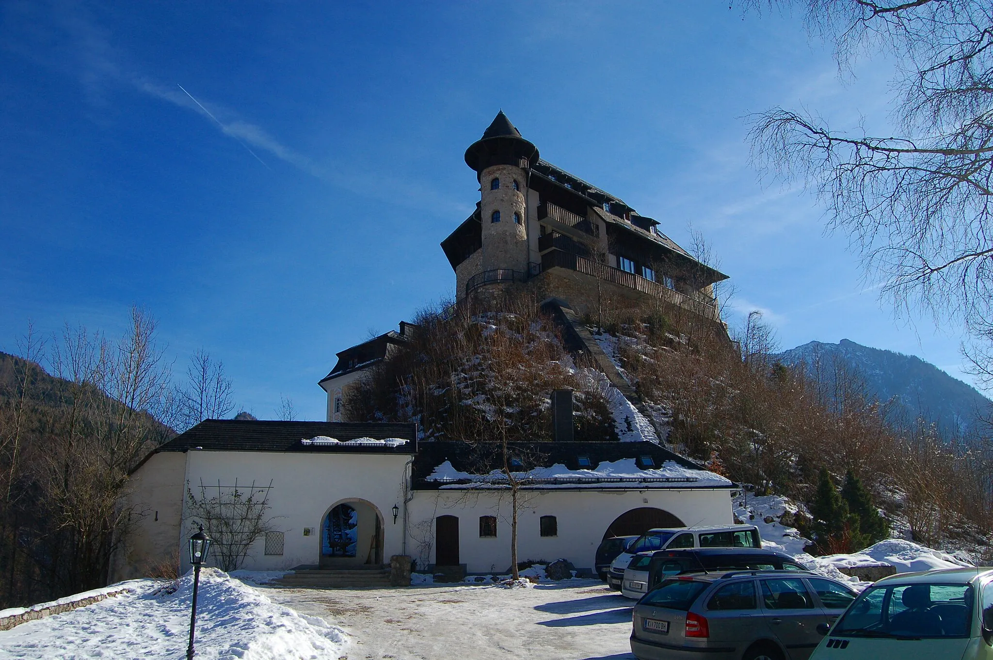 Photo showing: The back side of Schloss Klaus in the municipality of en:Klaus an der Pyhrnbahn, parking area, entrance.