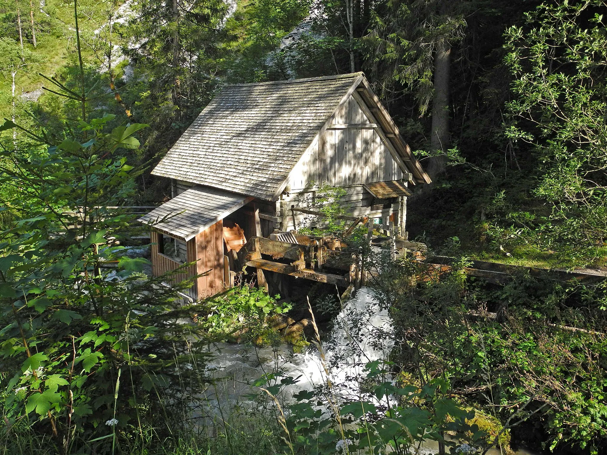 Photo showing: Die sogen. „Alte Mühle“, eine Getreidemühle in Ramsau-Rössing am Ramsaubach (Hofrat-Gruber-Weg) aus dem 17. Jhdt. (1984 erneuert)