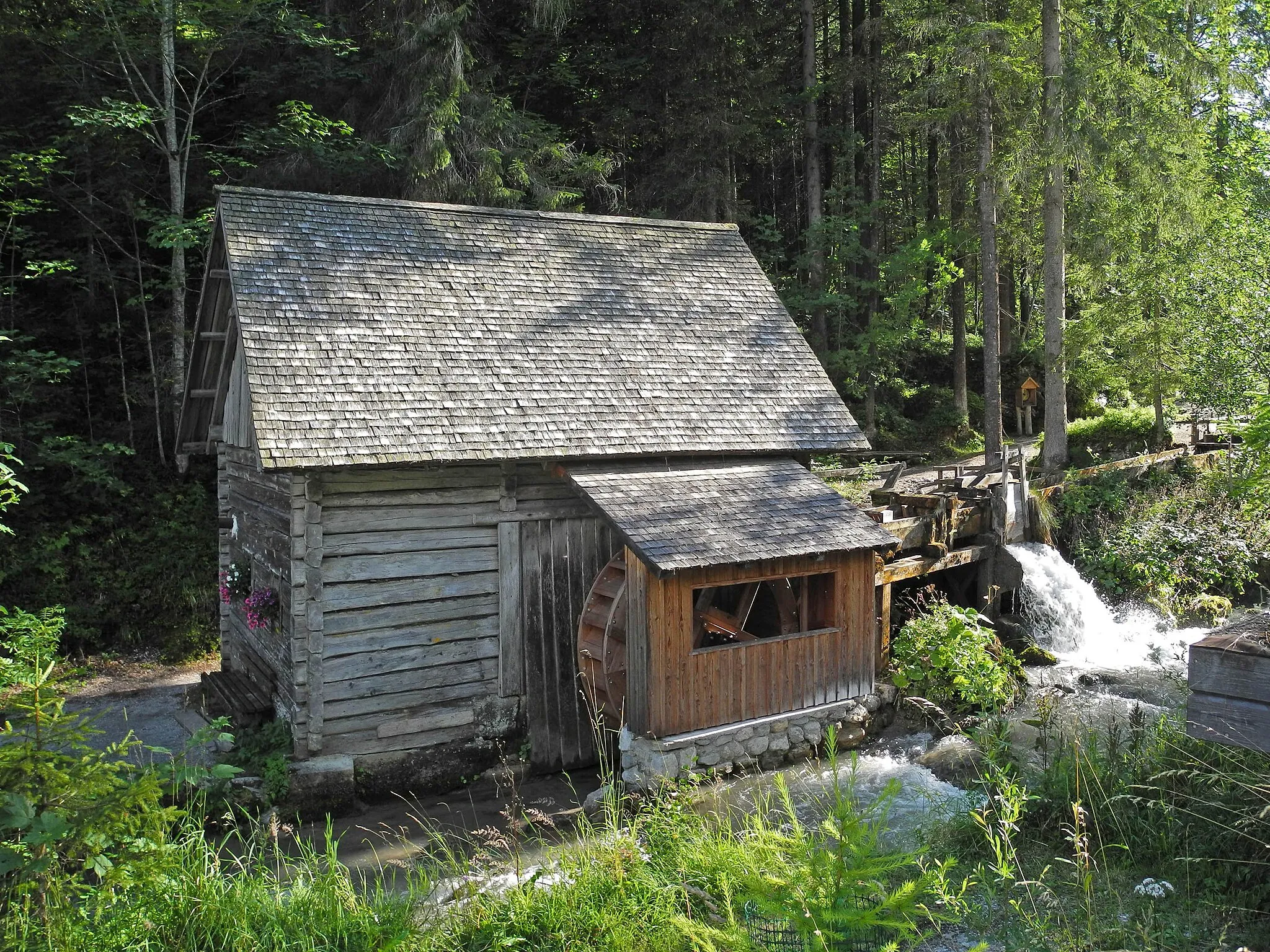 Photo showing: Die sogen. „Alte Mühle“, eine Getreidemühle in Ramsau-Rössing am Ramsaubach (Hofrat-Gruber-Weg) aus dem 17. Jhdt. (1984 erneuert)