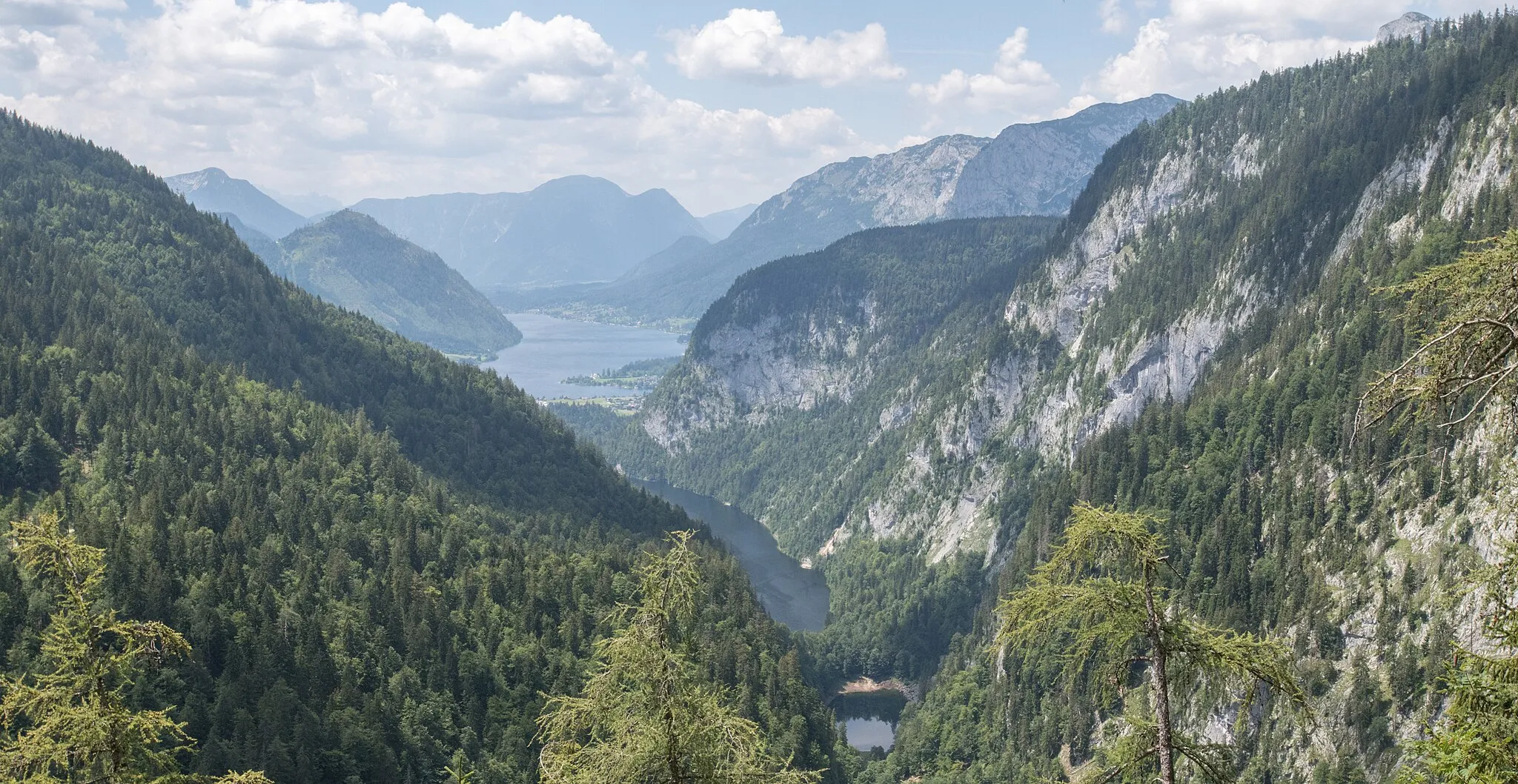 Photo showing: Blick vom Drei-Seen-Blick auf Kammersee, Toplitzsee und Grundlsee. Im Hintergrund der Sarstein