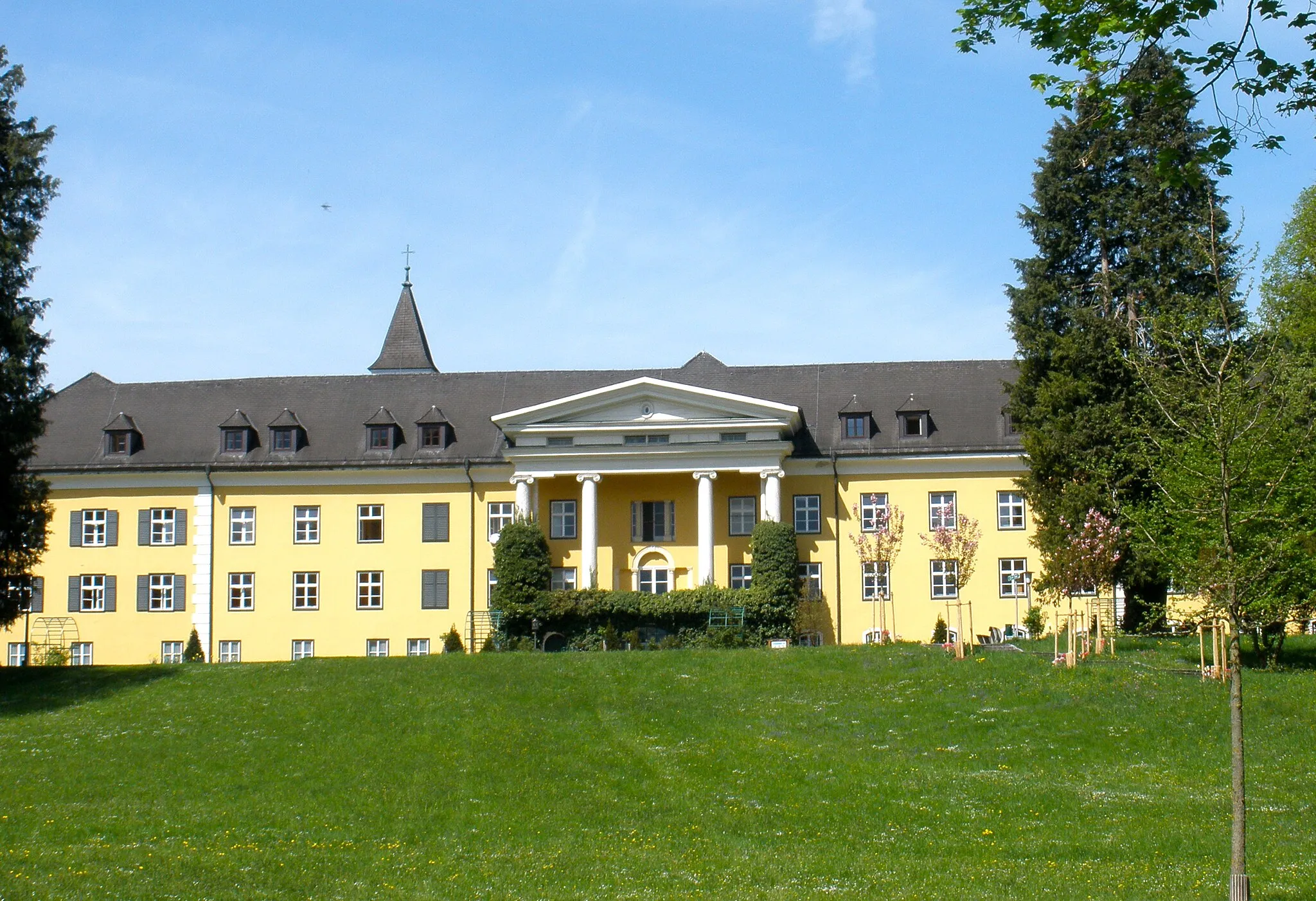 Photo showing: Urkundlich wurde das Schloss Ebenzweier in Altmünster bereits im 13. Jahrhundert als Herrschaftssitz erwähnt. Das heutige Aussehen erhielt das Schloss 1842, als es Erzherzog Maximilian d'Este, ein Enkel der Kaiserin Maria Theresia, umbauen ließ. Heute ist im Schloss Ebenzweier eine gastgewerbliche Berufsschule untergebracht.