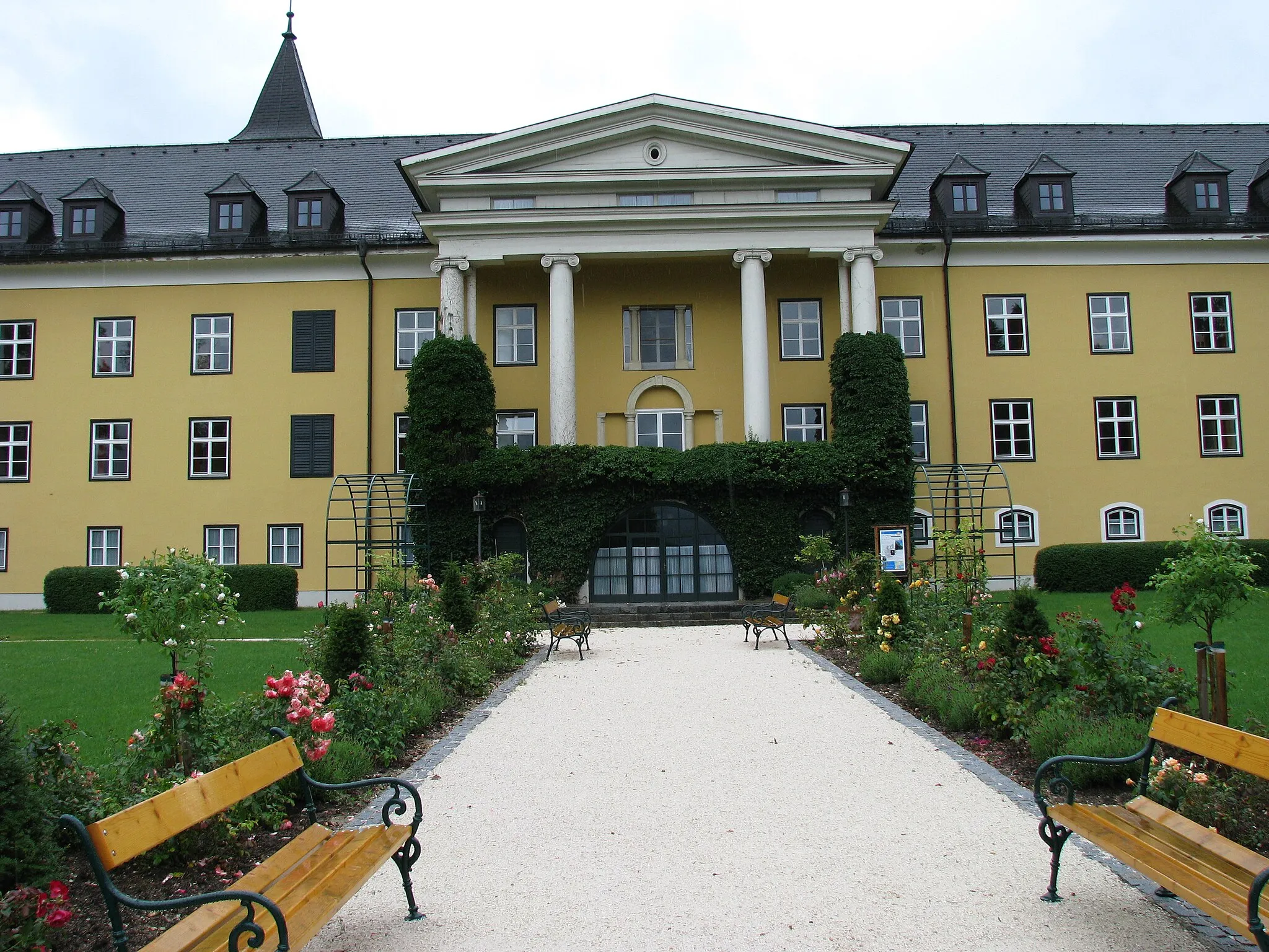 Photo showing: Schule, Schloss Ebenzweier