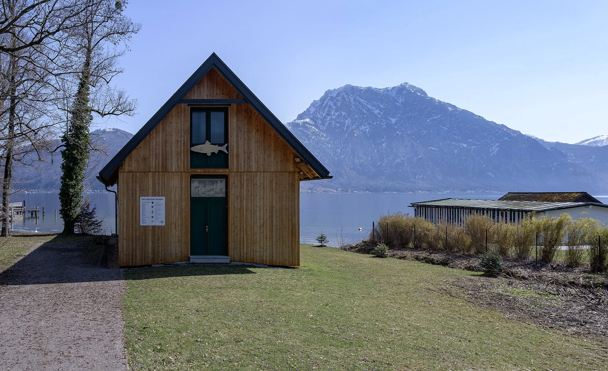 Photo showing: Das Fischbruthaus in Altmünster gehört dem Verein „Rettet den Traunseefisch“. Seit der Inbetriebnahme im Jahre 2004 wurden mehr als 150 Millionen Fische erbrütet und im Traunsee eingesetzt.