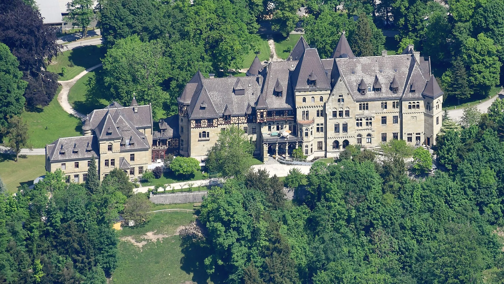 Photo showing: Aerial image of the Schloss Cumberland (view from the south)