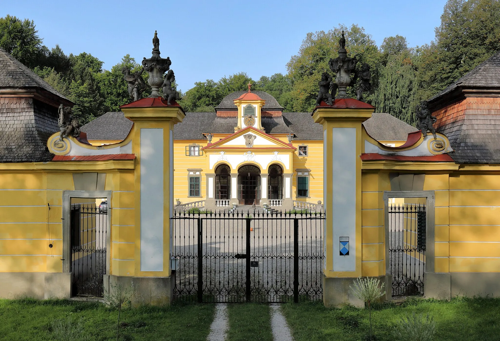 Photo showing: Das Hauptportal des Schlosses Neuwartenburg in der oberösterreichischen Marktgemeinde Timelkam. Das spätbarocke Schloss umfasst das Haupthaus und einen von zwei Seitentrakten und einem Portal mit zwei Torpavillons Richtung Osten eingefassenen Ehrenhof. Das Schloss ließ Johann Albert Graf Saint-Julien-Wallsee (1673–1766) von 1730 bis 1732 von dem Wiener Architekten Anton Erhard Martinelli errichten.