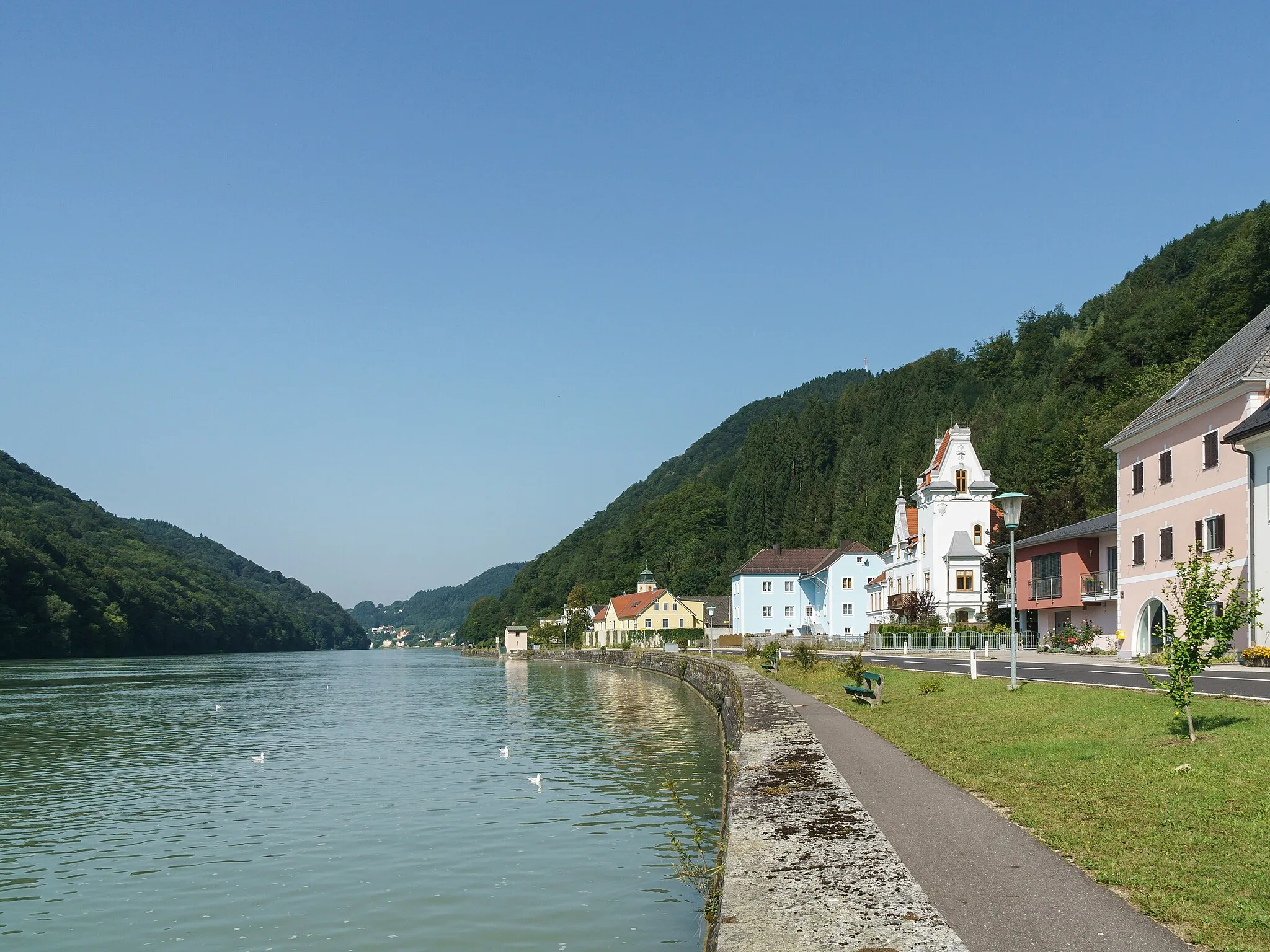 Photo showing: Blick von der Mautsperre Sammingstein in Richtung Sankt Nikola an der Donau.