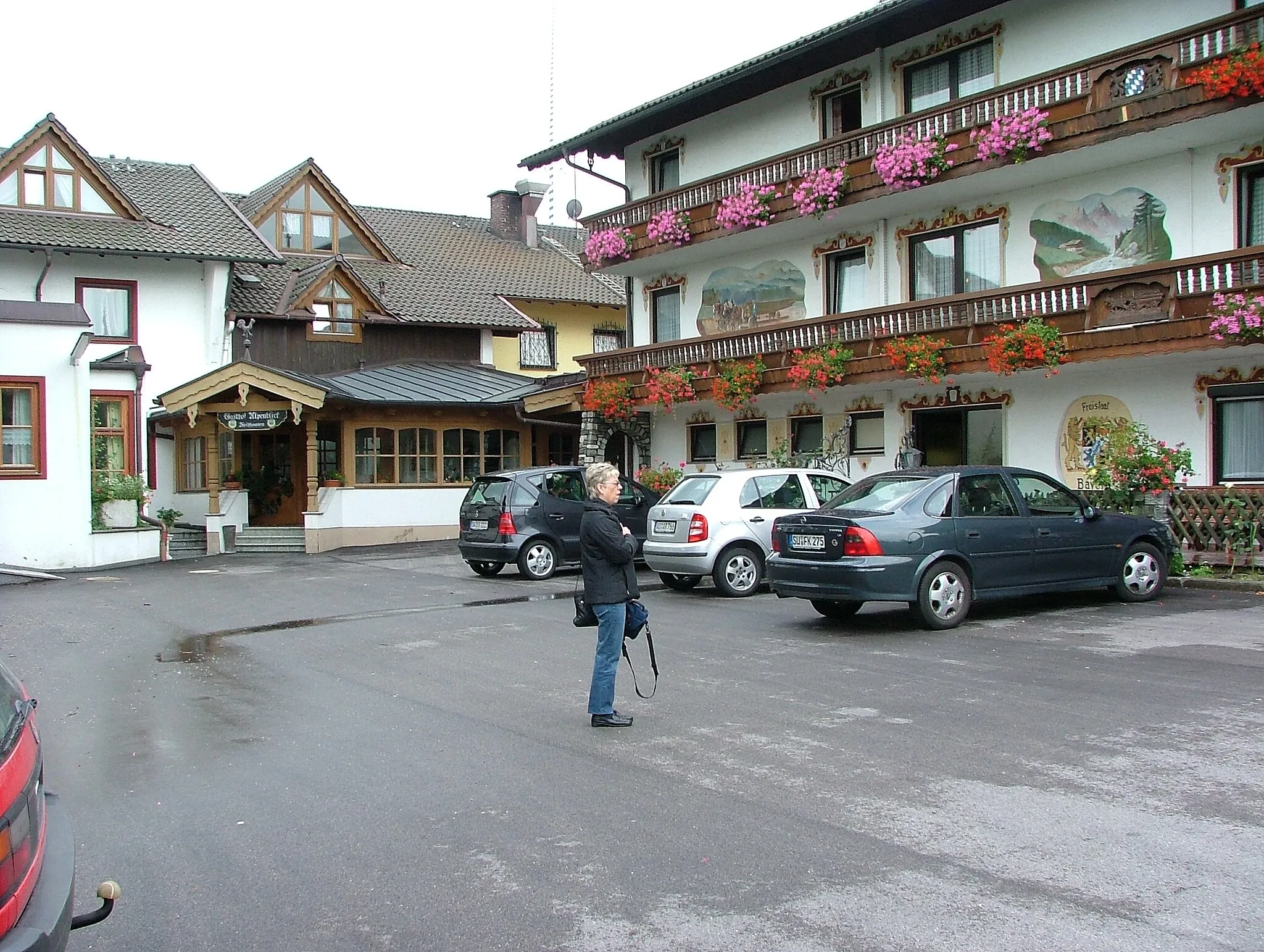Photo showing: Gasthof "Alpenblick" in Weibhausen - Hintereingang mit Gästehaus