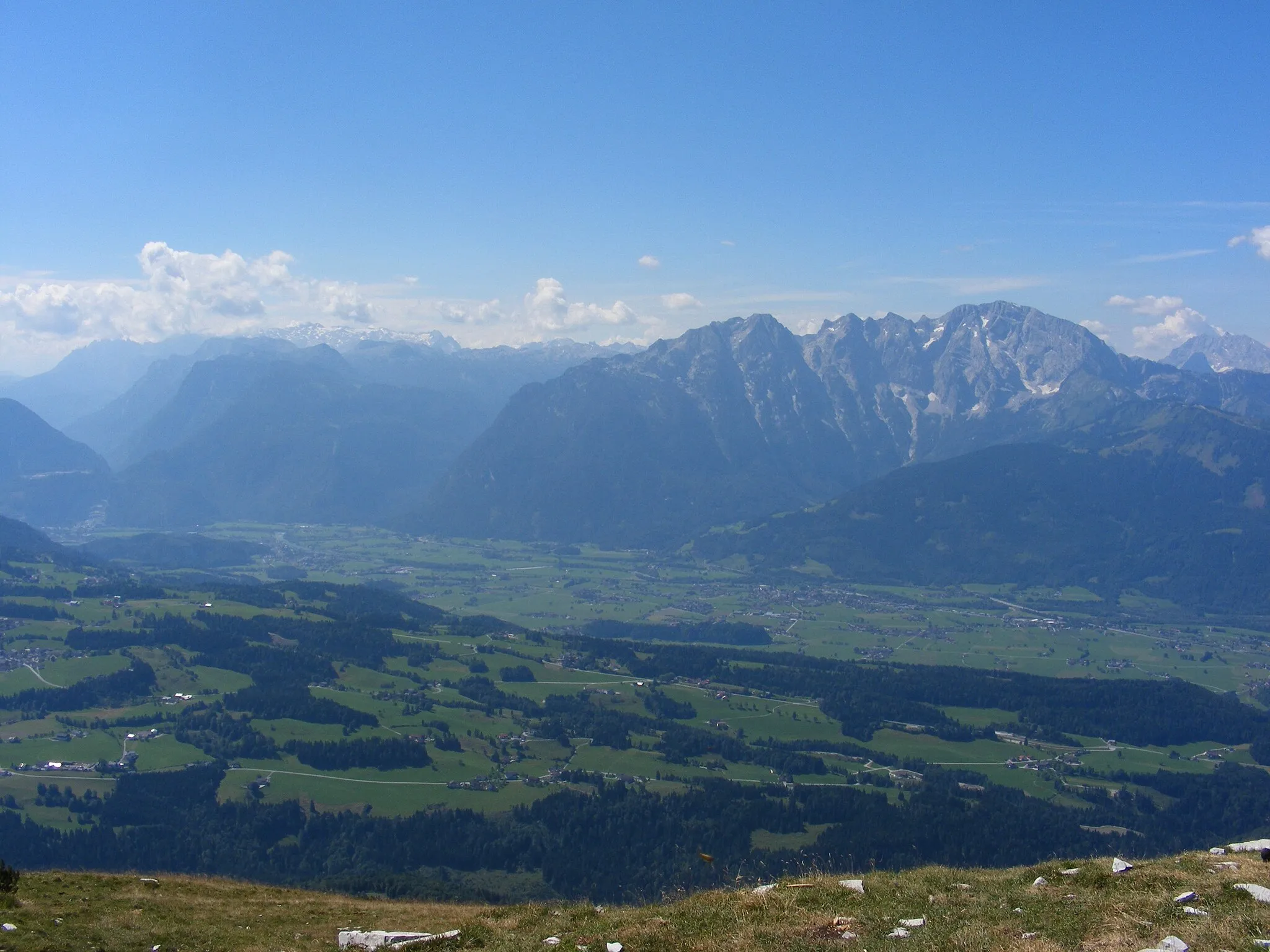 Photo showing: View from Schlenken into Salzach valley mainly in the region of Kuchl; in the background center: Hoher Göll, in the background far left: Pass Lueg