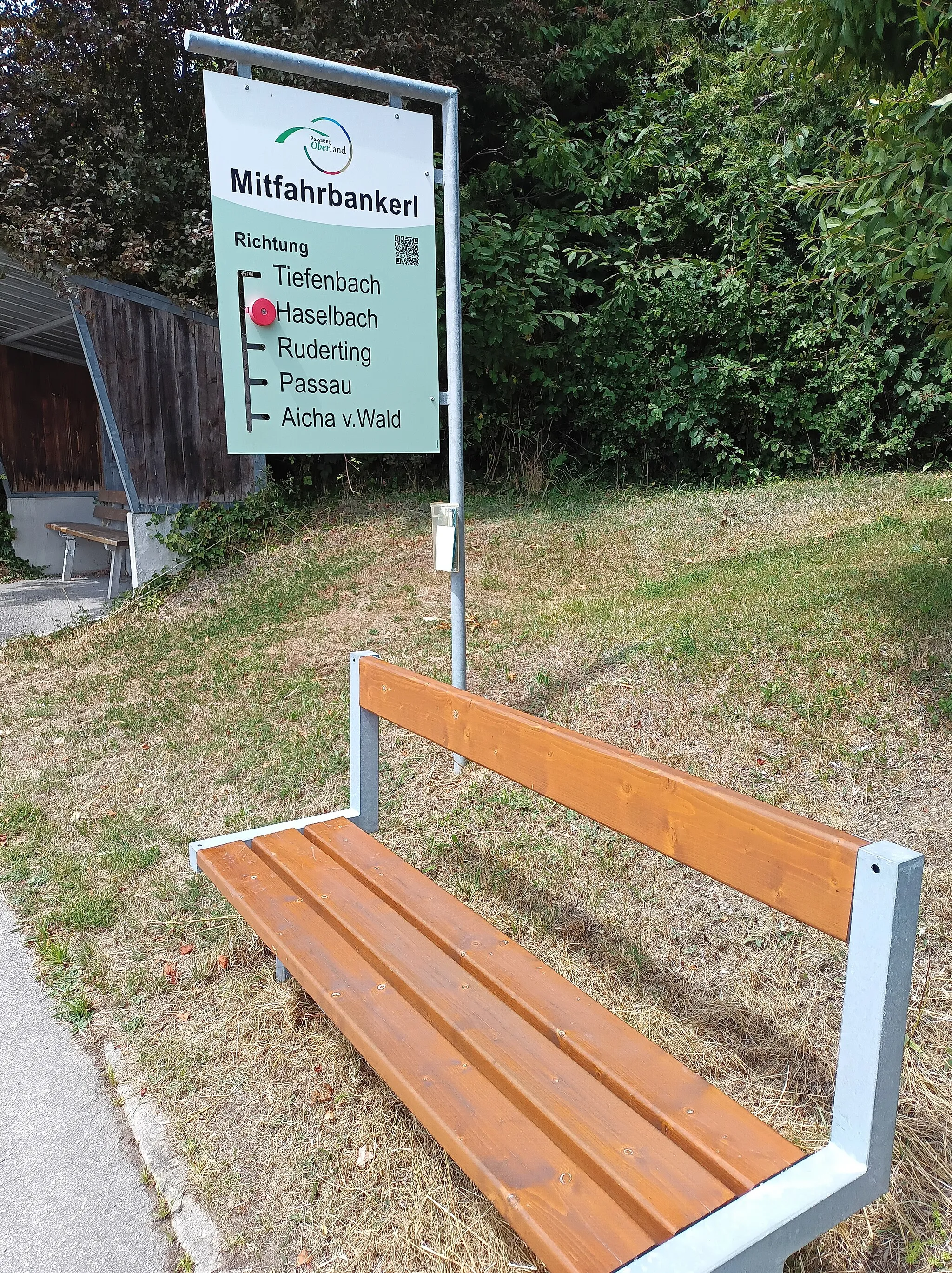 Photo showing: Mitfahrbankerl Richtung: Tiefenbach, Haselbach, Ruderting, Passau, Aicha v. Wald