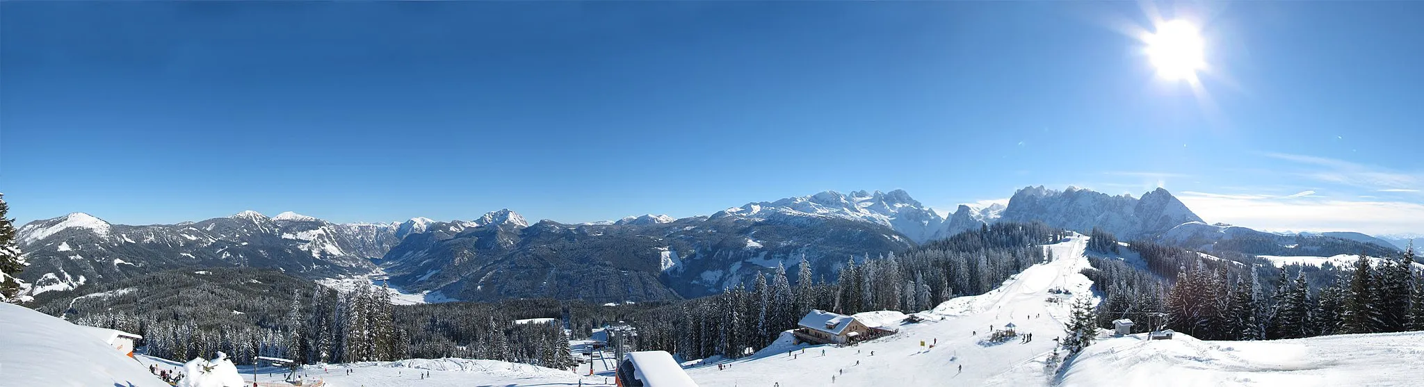 Photo showing: Blick vom Hornspitz (1.433 m) in Richtung Gosau, Skigebiet Dachstein West