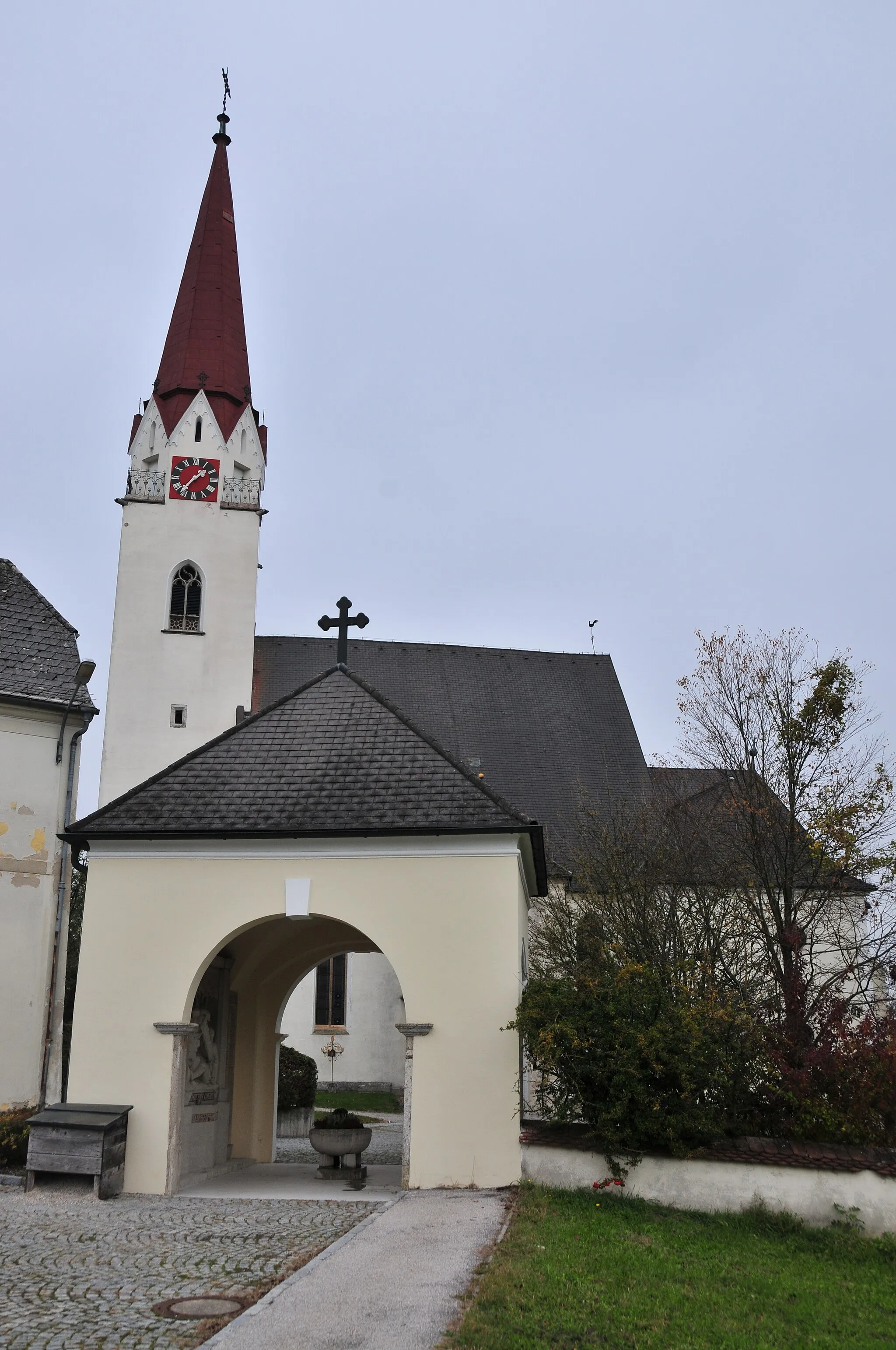 Photo showing: Kath. Pfarrkirche hl. Stephan mit ehem. Friedhof, ehem. Leutpriesterhaus und Portalbau