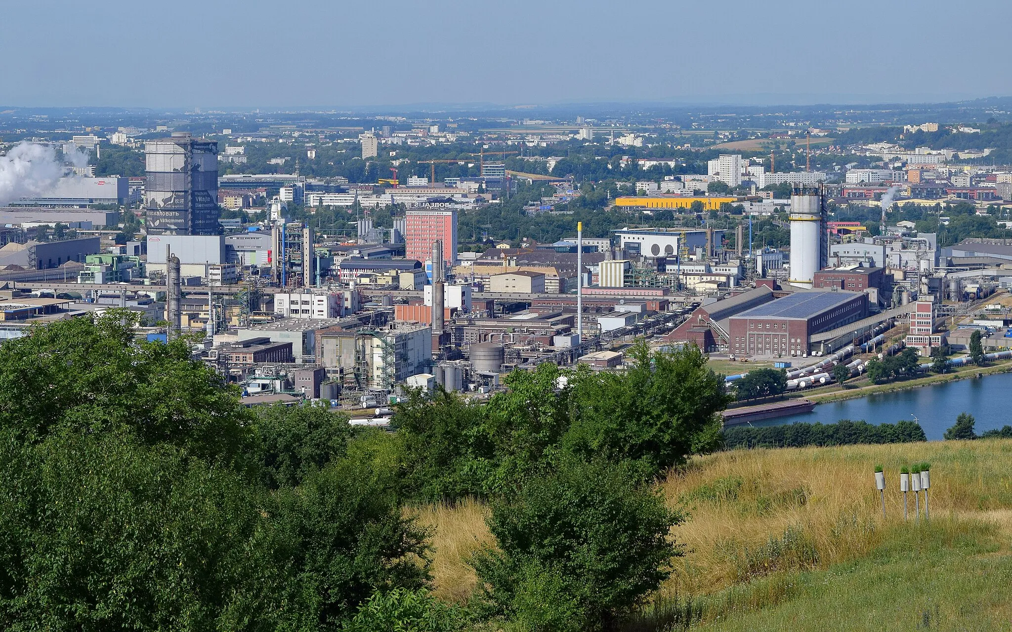 Photo showing: Blick vom Pfenningberg auf den Chemiepark Linz (Borealis Agrolinz Melamine GmbH)