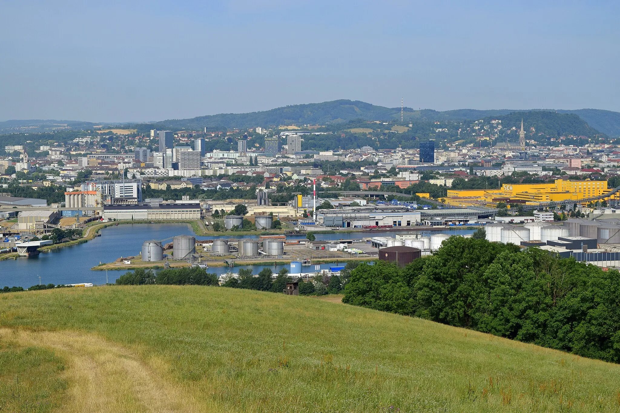 Photo showing: Blick vom Pfenningberg auf den Öltankhafen