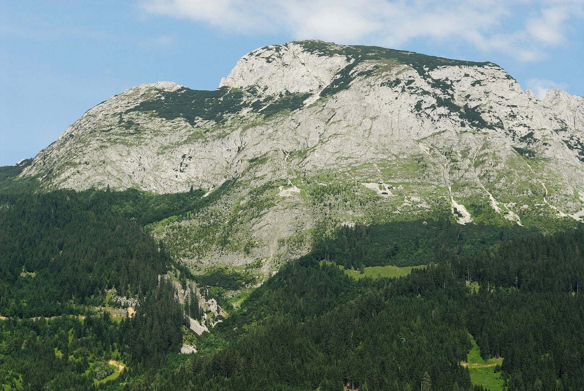 Photo showing: West side of Donnerkogel (2054 m) seen from Kopfberg, Annaberg-Lungötz. The Donnerkogel belongs to Gosaukamm of the Dachstein mountains.