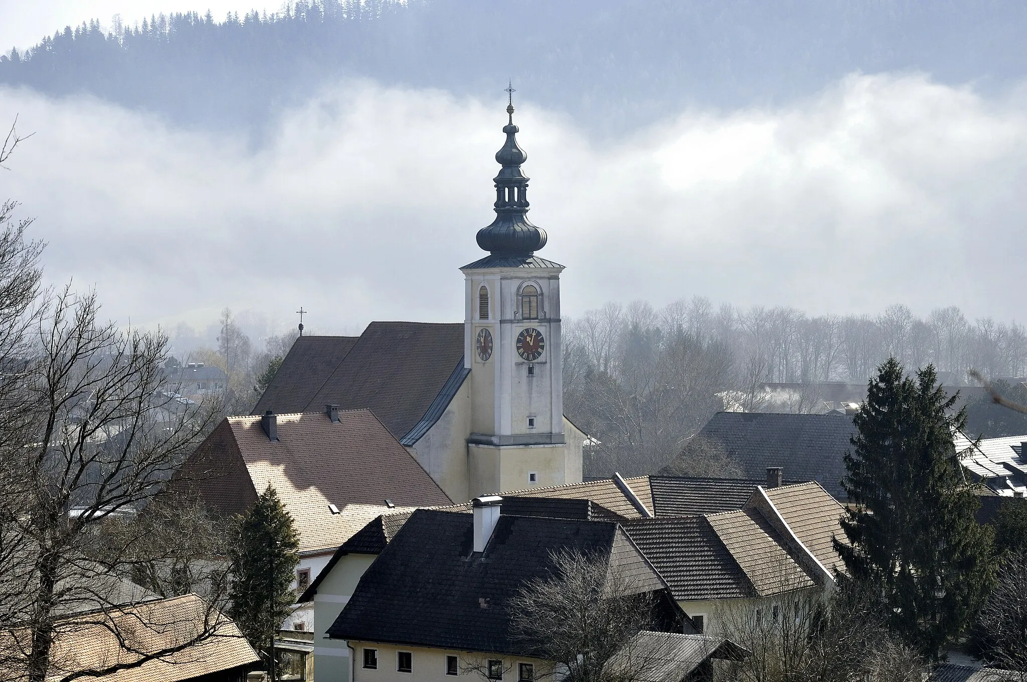 Photo showing: Kath. Pfarrkirche hl. Johannes Evangelist mit Friedhofsfläche