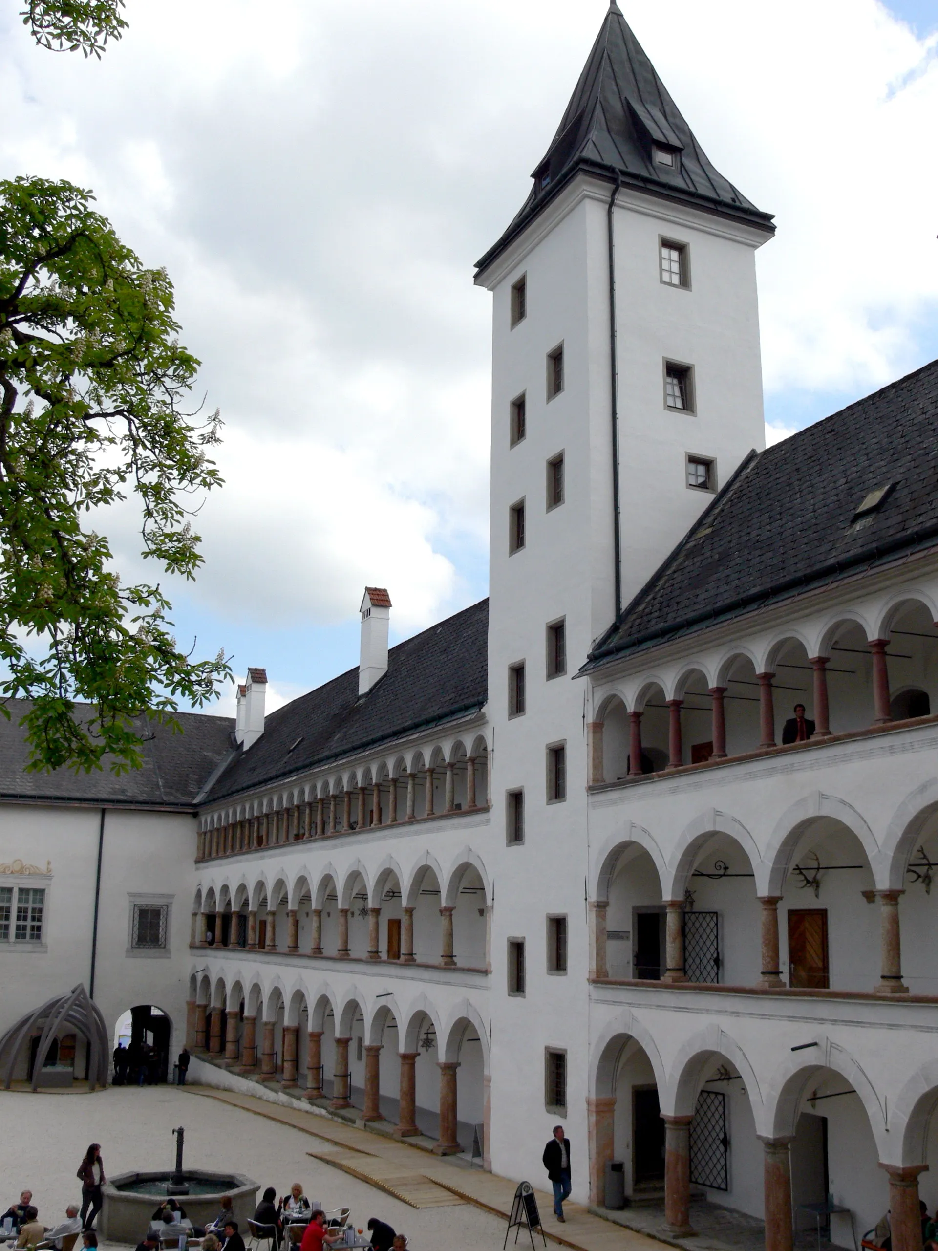 Photo showing: Parz castle ( Upper Austria ). Courtyard.