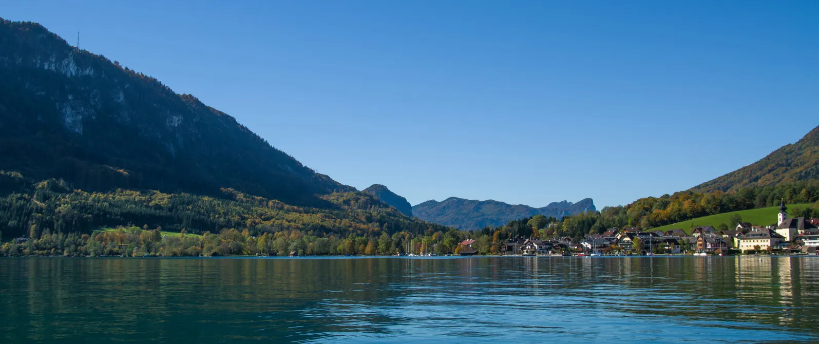 Photo showing: Blick vom Attersee Richtung Mondsee, rechts im Bild Unterach am Attersee, im Hintergrund die Drachenwand