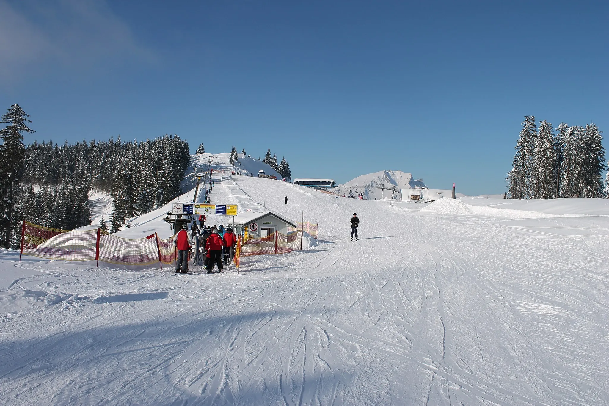 Photo showing: Ski lift Gipfellift beneath the peak of Hornspitz, ski resort Dachstein West, borders of Upper Austria and Salzburg