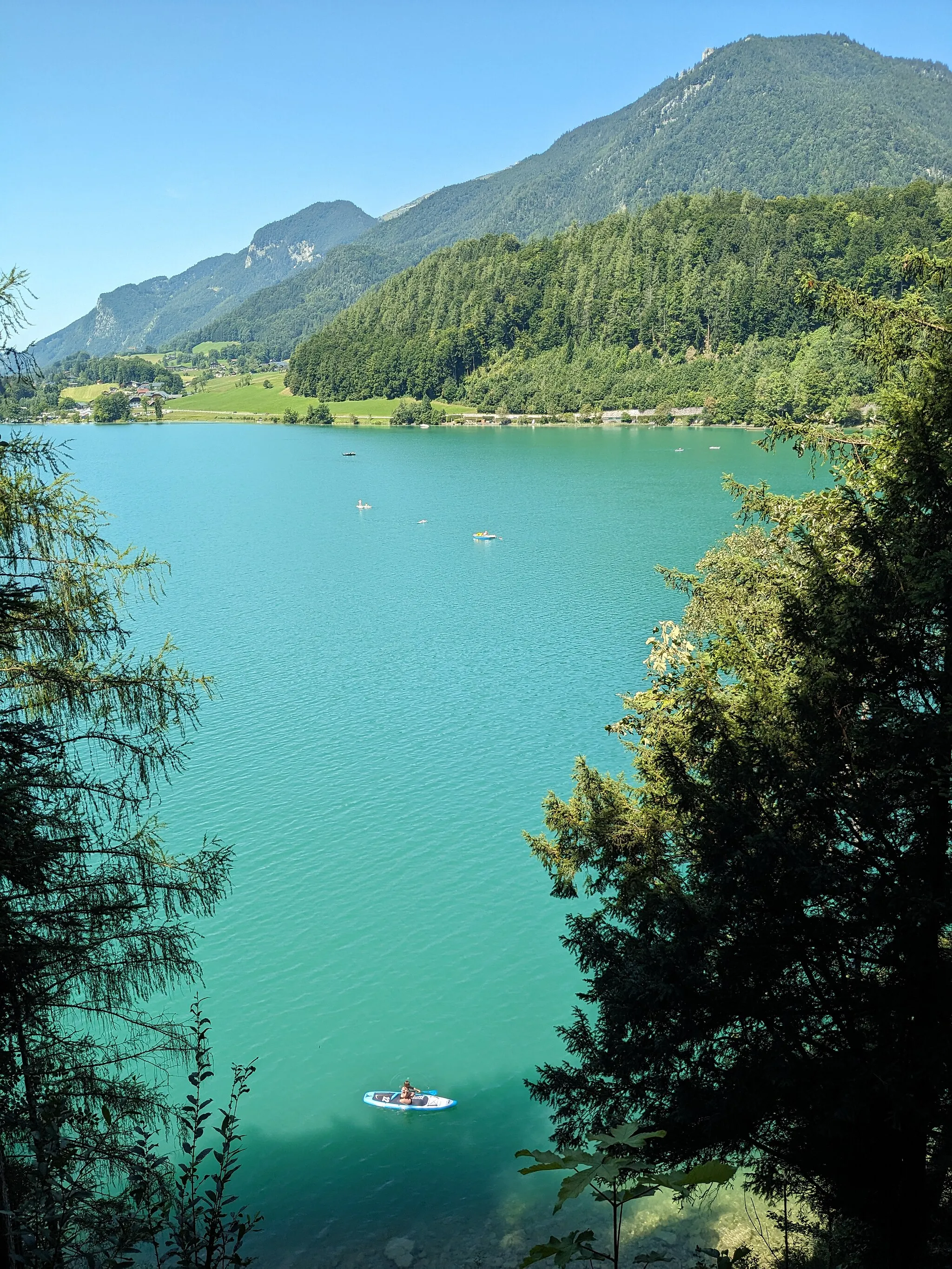 Photo showing: Blick vom Bürgl über den Wolfgangsee, St. Wolfgang, Österreich. Die milchig-türkise Färbung des Sees im Sommer ist eine Folge biogener Entkalkung