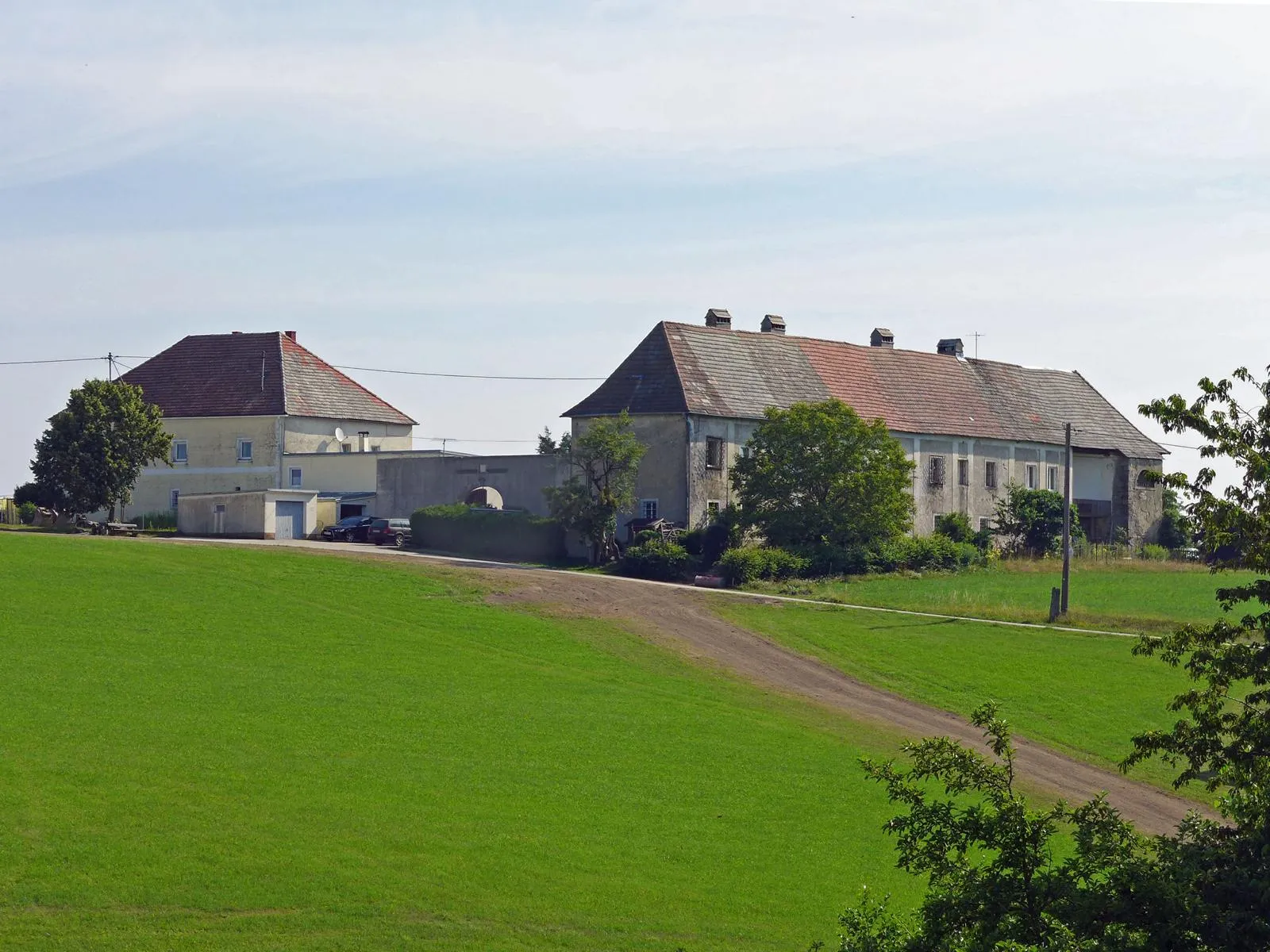 Photo showing: Schloss Zellhof. Ansicht von Südwesten mit Westseite mit dem Tor und Südseite mit dem Südtrakt. Foto 2019. Vergleichbar mit der Perspektive im Stich von G.M. Vischer!