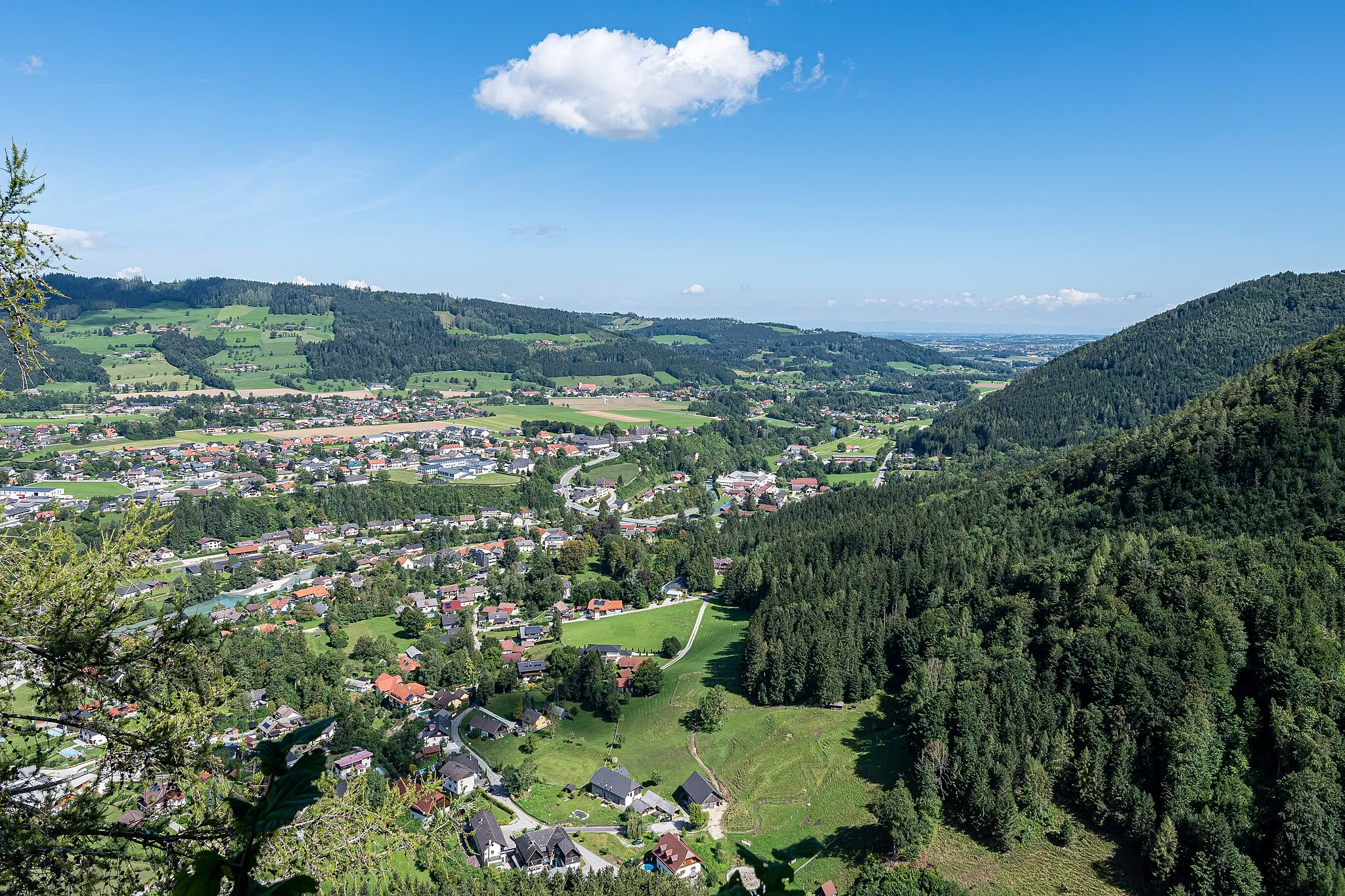 Photo showing: Scharnstein Castle was abandoned in the 16th century and then became a ruin. From the middle tower of the Scharnstein ruin, there is a view over the lower Almtal to the flat land of Traunviertel.