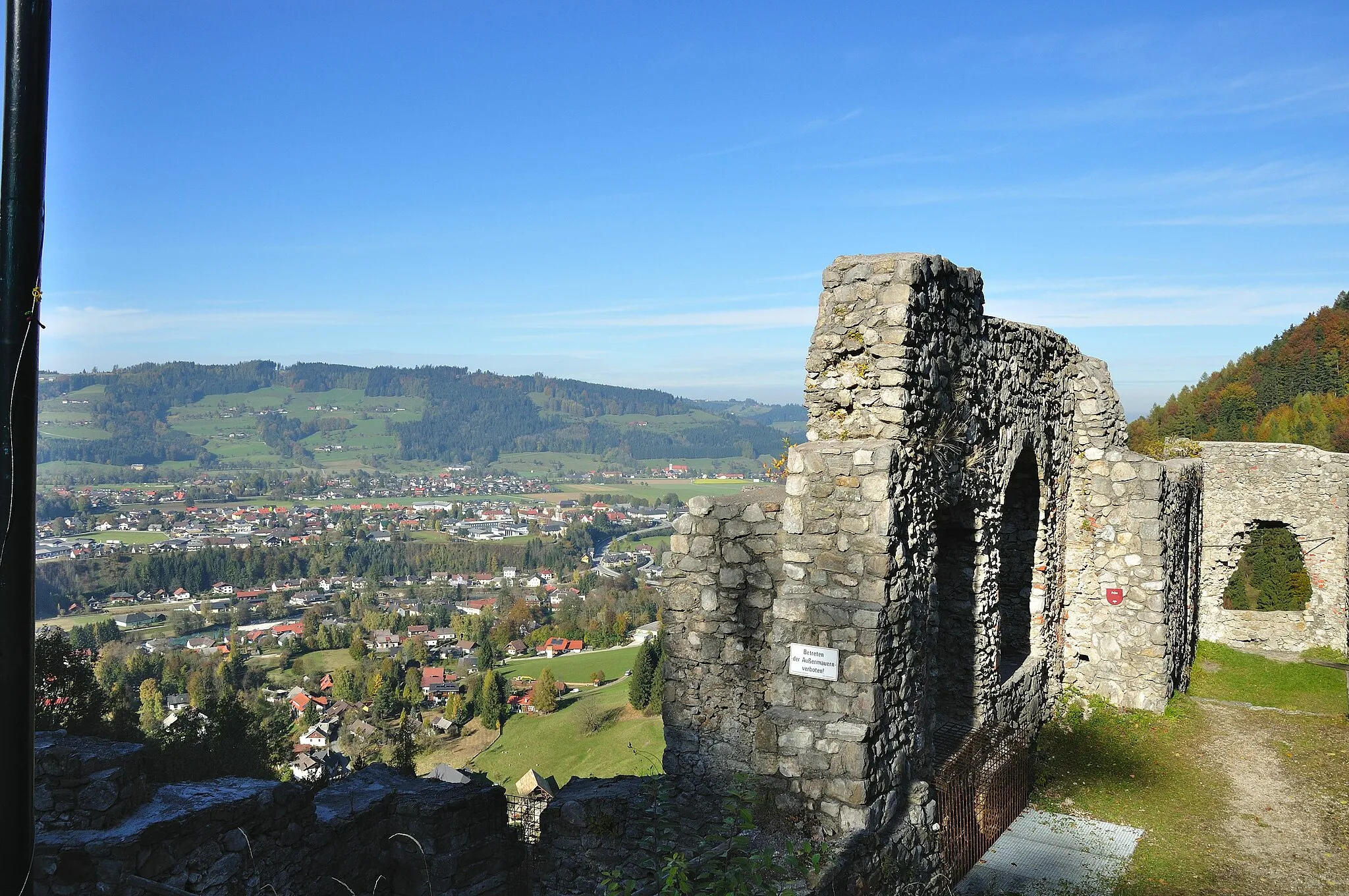 Photo showing: Teile der Ruine auf dem Grundstück Viechtwang Nr.941