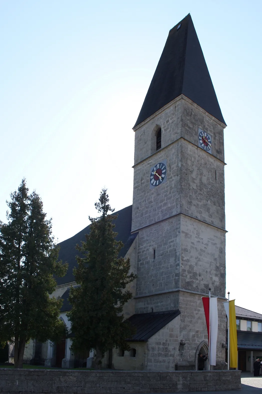 Photo showing: Pfarrkirche der oberösterreichischen Gemeinde Kirchham. Turm mit Keildach.