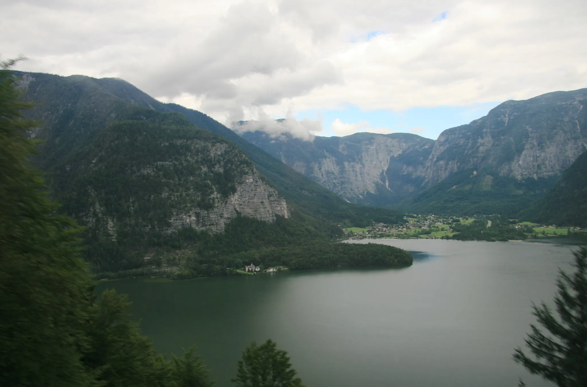Photo showing: View to lake Hallstätter See and the village Obertraun, Upper Austria