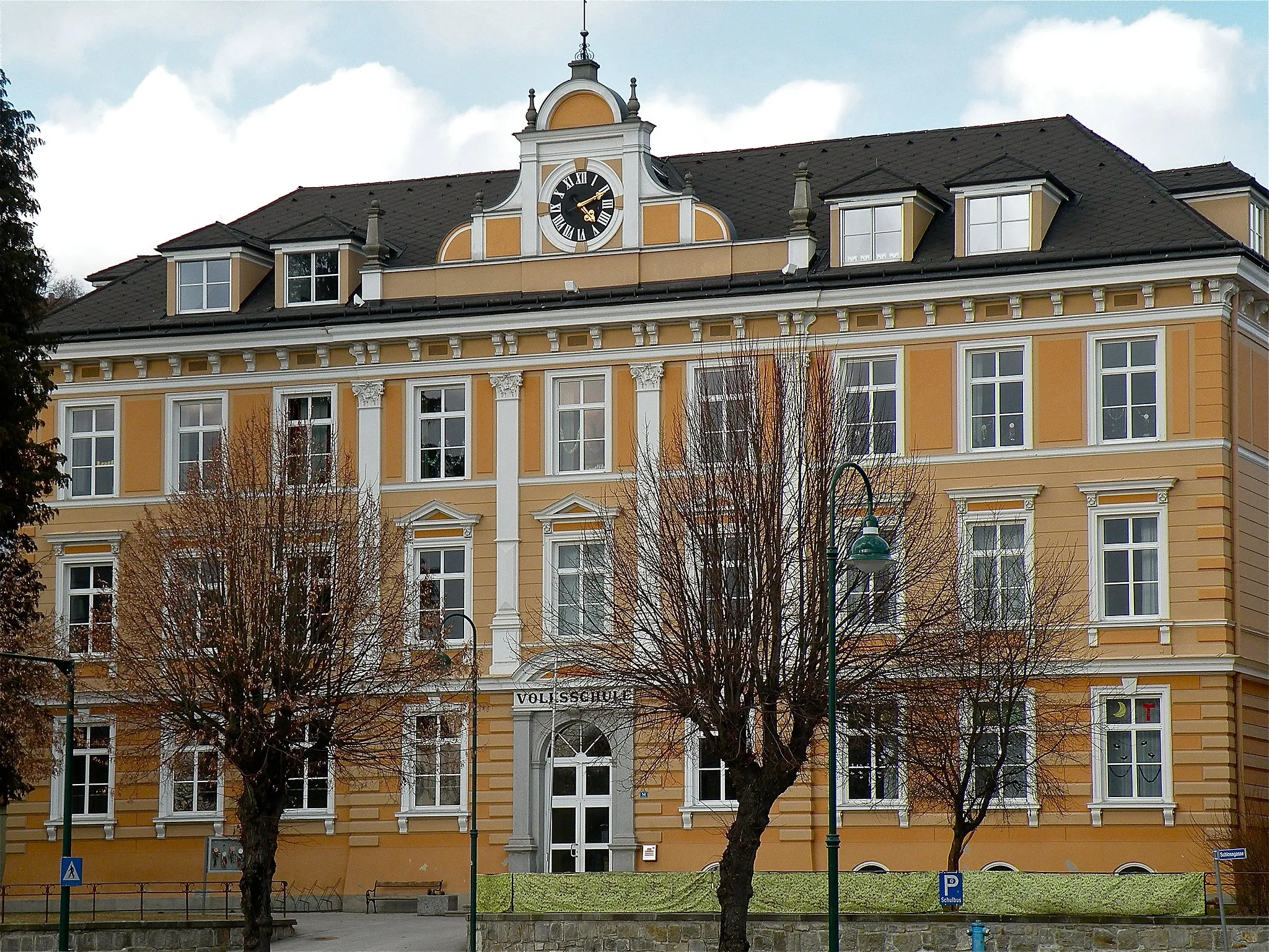 Photo showing: Volksschule Mauthausen im Bezirk Perg in Oberösterreich