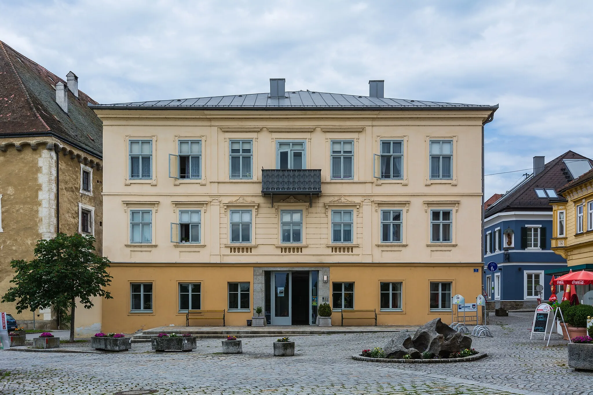 Photo showing: The former hotel and restaurant "Zur Post" in Mauthausen, Upper Austria, is now a residential building.