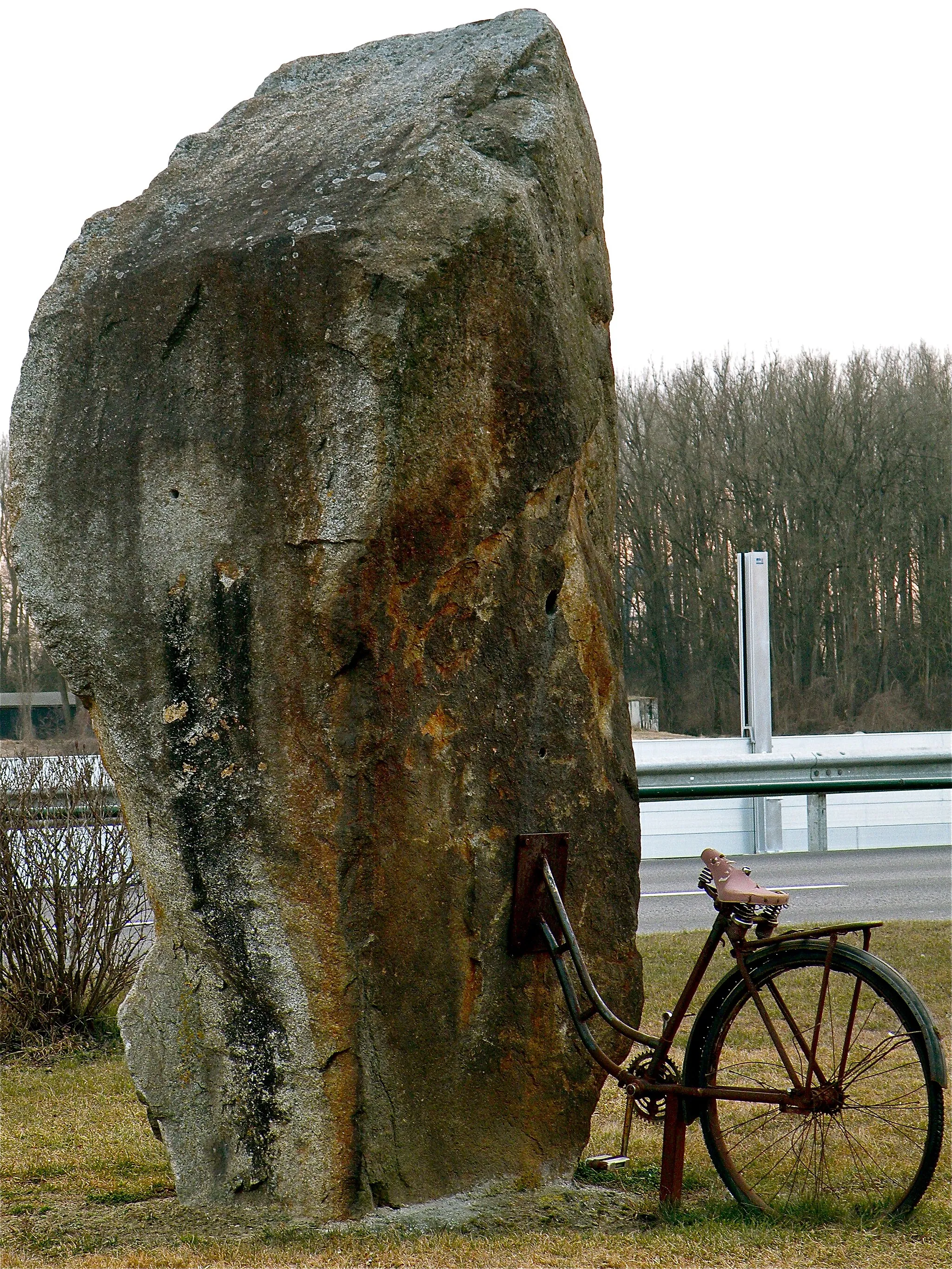 Photo showing: Monolith mit Fahrrad in Mauthausen im Bezirk Perg in Oberösterreich