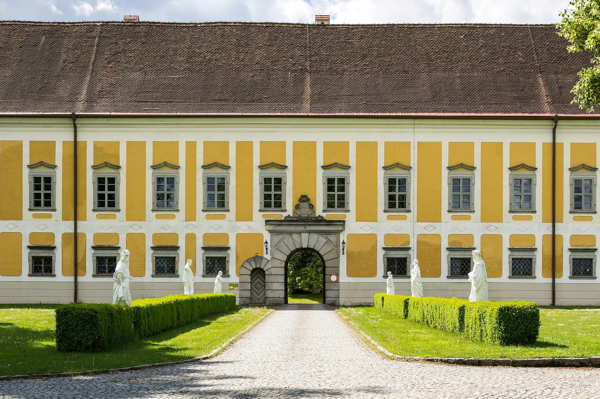 Photo showing: Das Nordportal der Schlossanlage Tillysburg