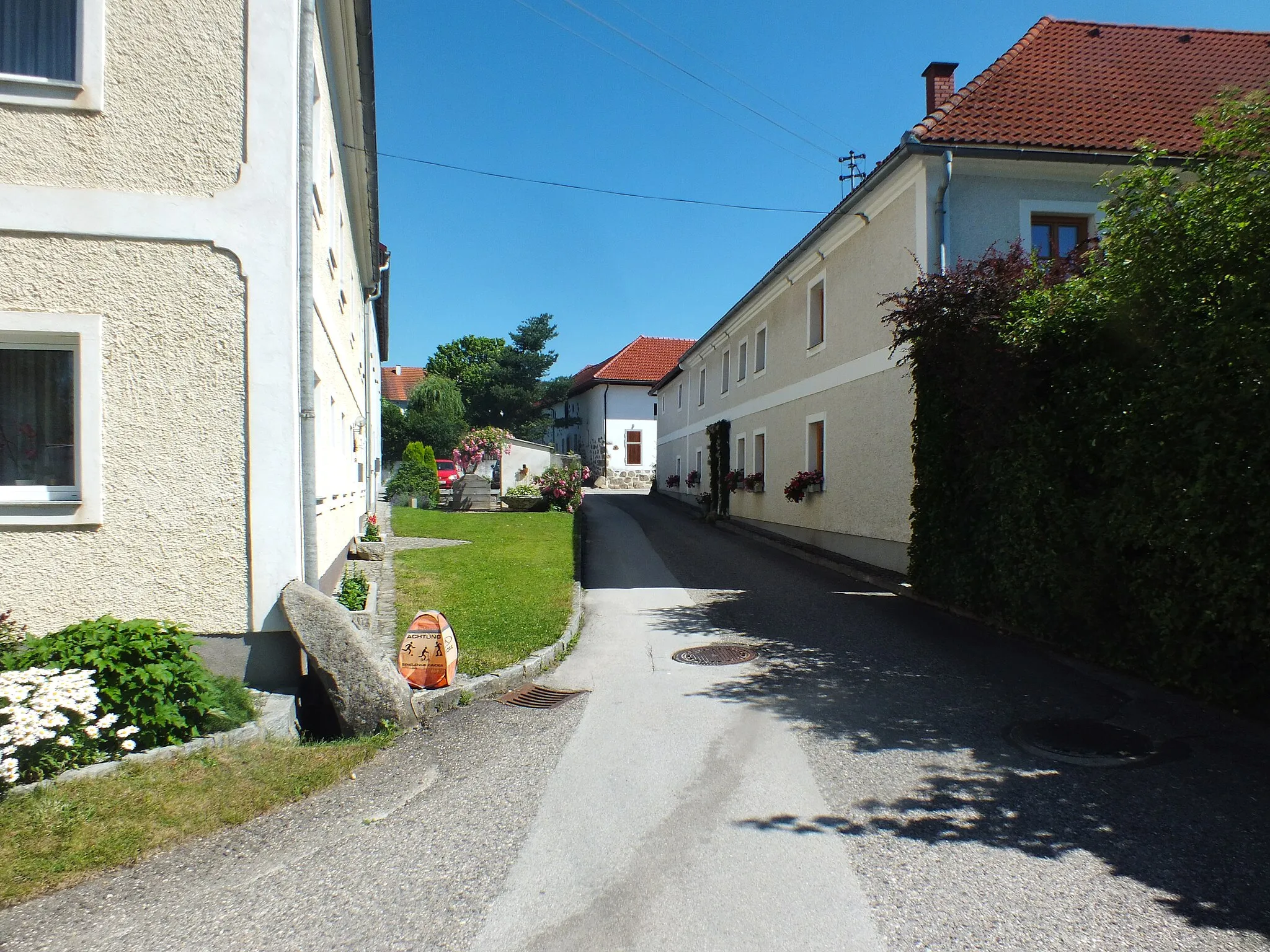 Photo showing: Engerwitzdorf - Alley between houses number 4 and 5, in the background houses number 7 (behind the trees) and 6