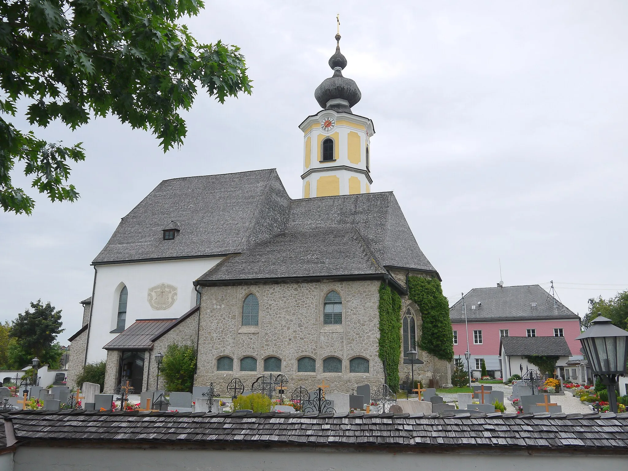 Photo showing: Kath. Pfarrkirche hl. Lorenz und Friedhof