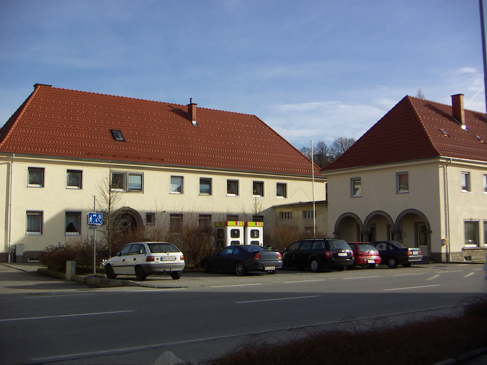 Photo showing: Administrational Buildings of "Deutsche Erd- und Steinwerke GmbH Berlin (DEST) at St. Georgen an der Gusen

This media shows the protected monument with the number 130635 in Austria. (Commons, de, Wikidata)