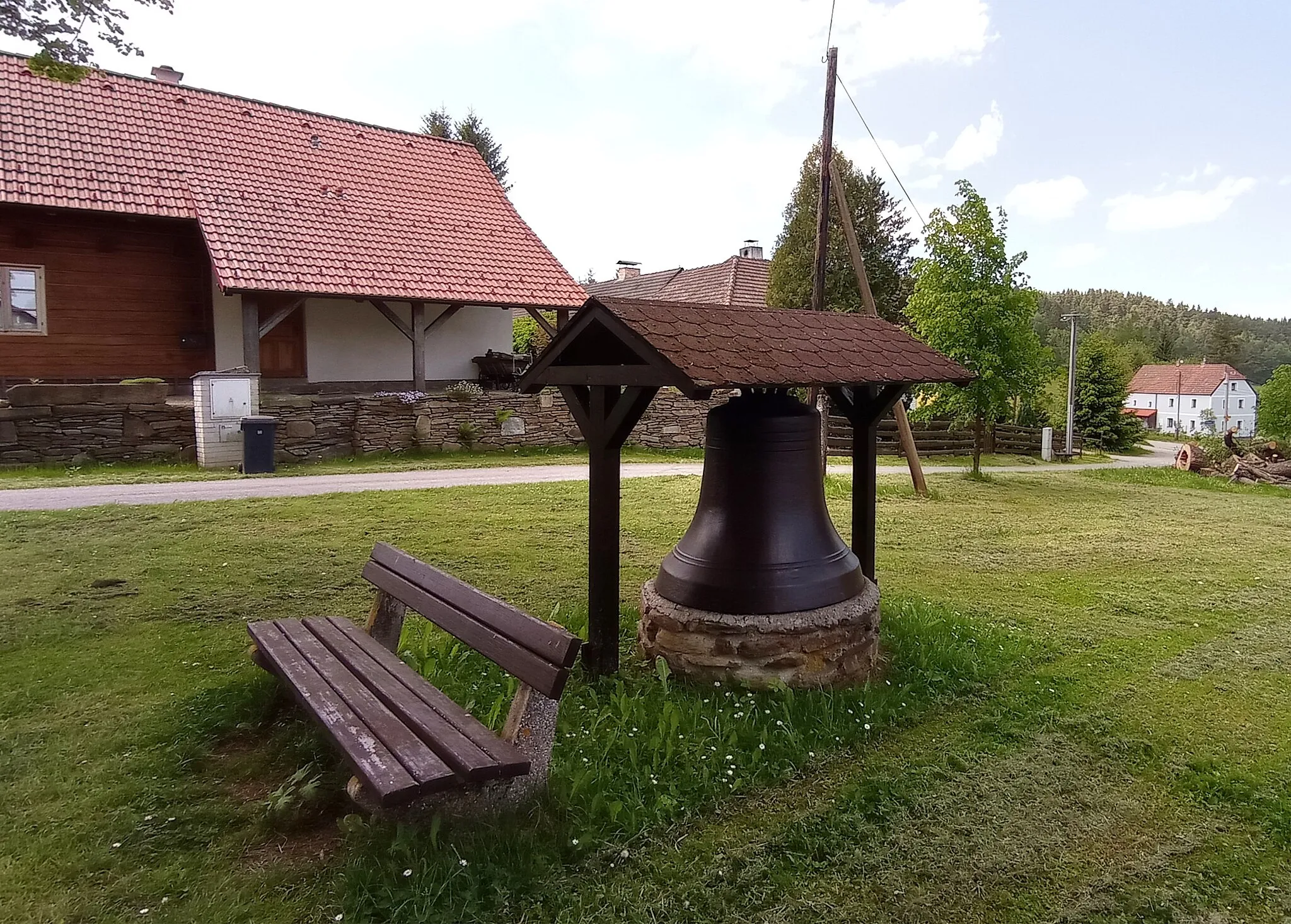 Photo showing: Bell on display in the centre of the municipality of Malšín, South Bohemian Region, Czechia