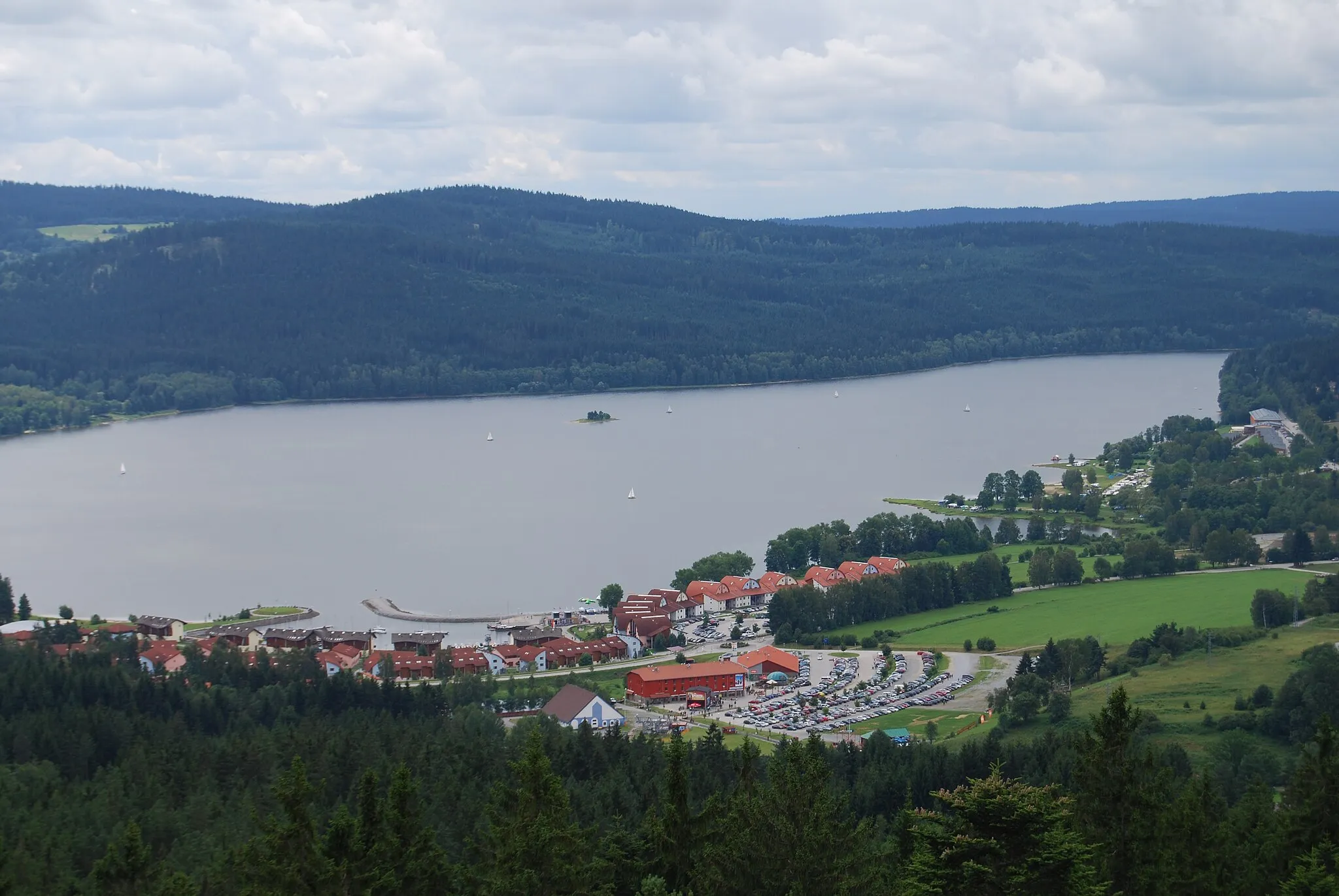 Photo showing: Pohled na okolí a část Lipenské nádrže z vyhlídky věže. Stezka korunami stromů. Lipno nad Vltavou. Okres Český Krumlov. Česká republika.