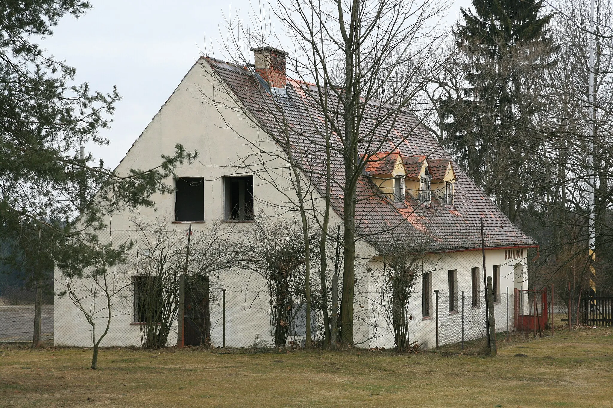 Photo showing: Obec Bujanov v okrese Český Krumlov. Budova železniční zastávky.